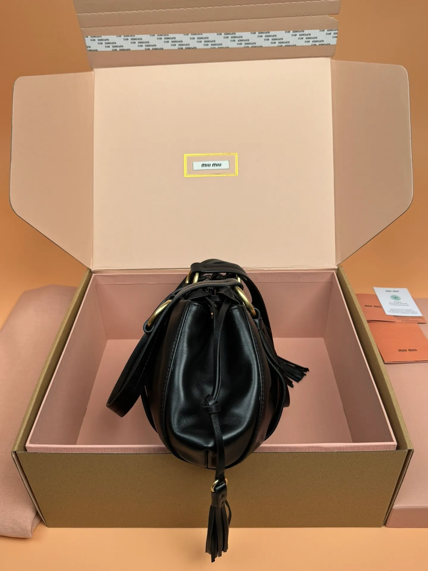 [Premium hardware original leather] p1700 joke nappa sheepskin handbag ~ black The new joie is made of nappa sheepskin and decorated with exquisite pendants and letter logos to increase brand recognition. Detachable charm, antiqued gold hardware, metal letter logo on front, magnetic fastening, lining and zipped pocket. Size: w32×h16×d10.5cm No.: 5bg306