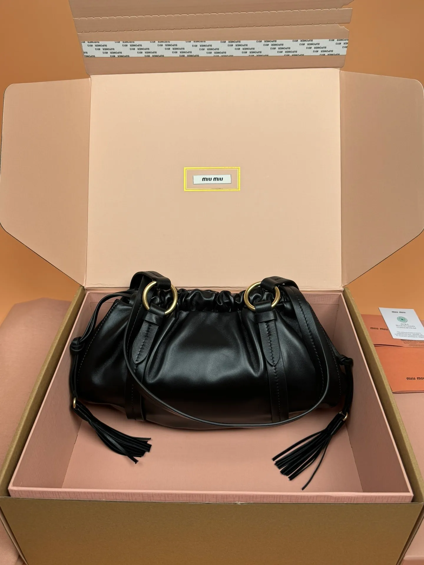 [Premium hardware original leather] p1700 joke nappa sheepskin handbag ~ black The new joie is made of nappa sheepskin and decorated with exquisite pendants and letter logos to increase brand recognition. Detachable charm, antiqued gold hardware, metal letter logo on front, magnetic fastening, lining and zipped pocket. Size: w32×h16×d10.5cm No.: 5bg306