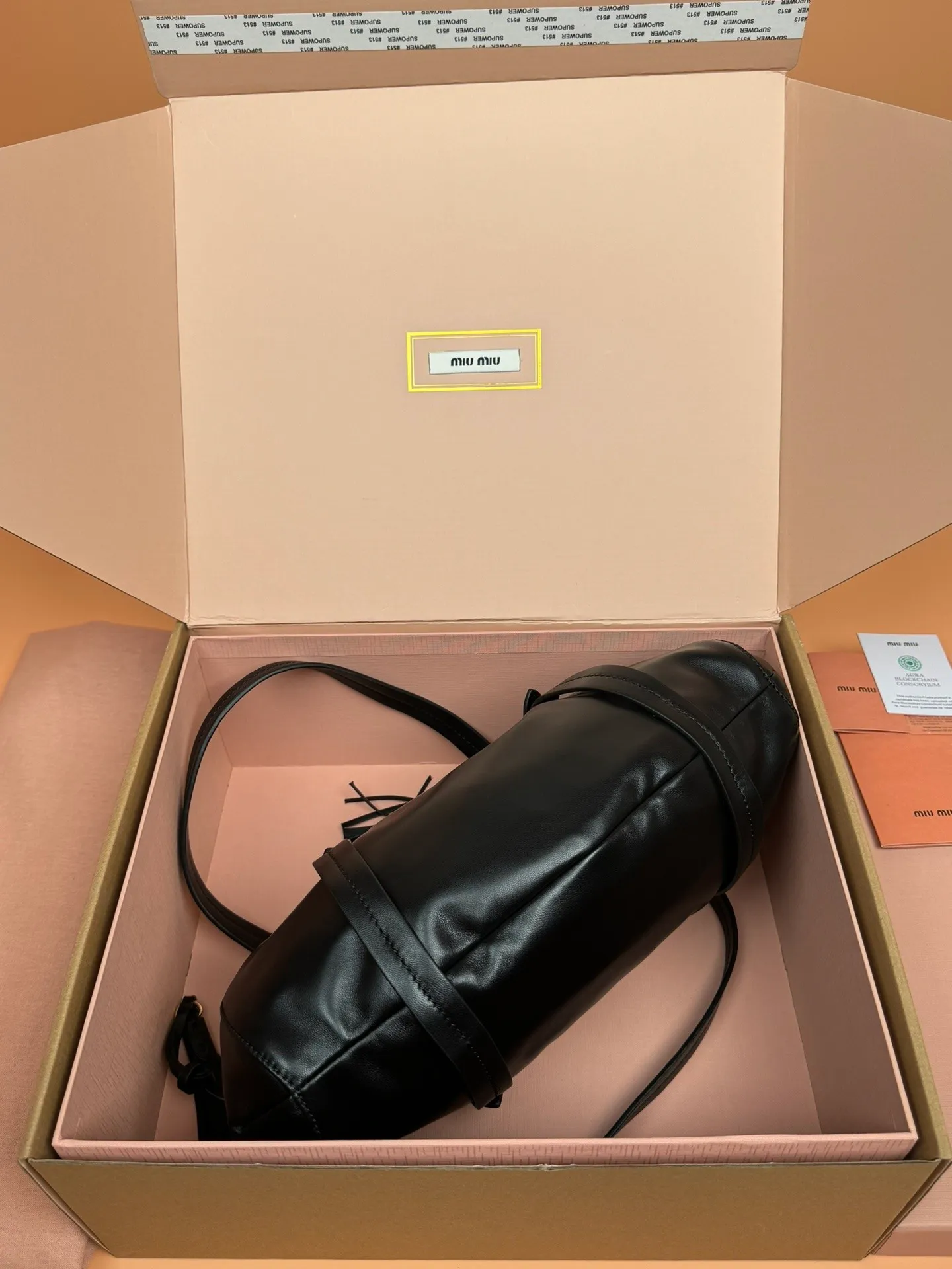 [Premium hardware original leather] p1700 joke nappa sheepskin handbag ~ black The new joie is made of nappa sheepskin and decorated with exquisite pendants and letter logos to increase brand recognition. Detachable charm, antiqued gold hardware, metal letter logo on front, magnetic fastening, lining and zipped pocket. Size: w32×h16×d10.5cm No.: 5bg306