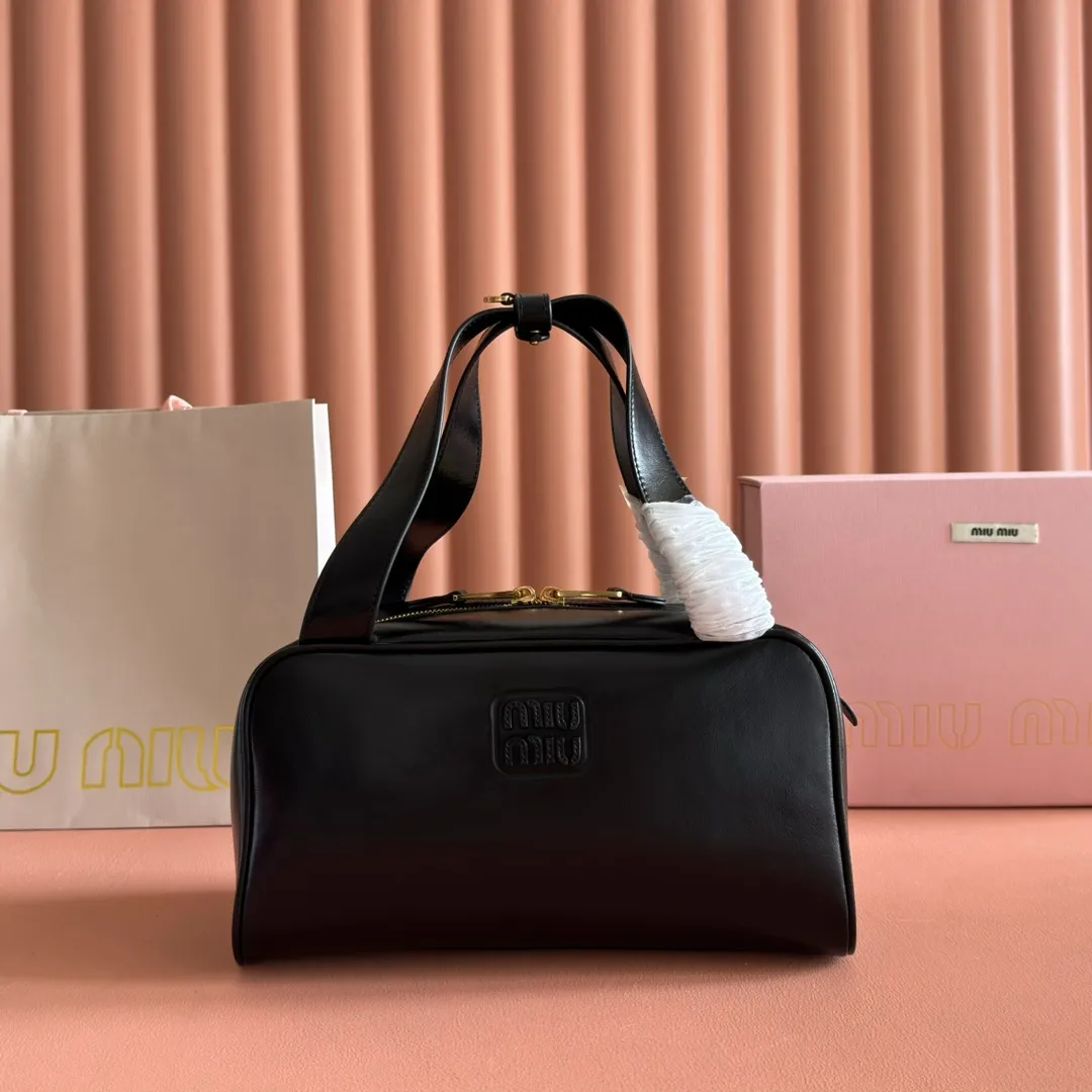 p1500💋💋💋【Original leather configuration counter complete package】Cow leather medium handbag No.: 5BB182_2IEO_F0041_V_M00 Compact and versatile, this new interpretation of the handbag features a flat handle, an elegant logo on the front and the subtle sheen of soft cow leather, embodying the refined spirit of Miu Miu. ●With handles ●Gold hardware ·Zipper closure ·Lined, double zip pockets ●Front engraved logo Width: 28 cm, Height: 15 cm, Length: 13 cm