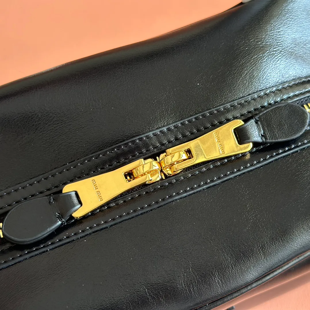 p1500💋💋💋【Original leather configuration counter complete package】Cow leather medium handbag No.: 5BB182_2IEO_F0041_V_M00 Compact and versatile, this new interpretation of the handbag features a flat handle, an elegant logo on the front and the subtle sheen of soft cow leather, embodying the refined spirit of Miu Miu. ●With handles ●Gold hardware ·Zipper closure ·Lined, double zip pockets ●Front engraved logo Width: 28 cm, Height: 15 cm, Length: 13 cm