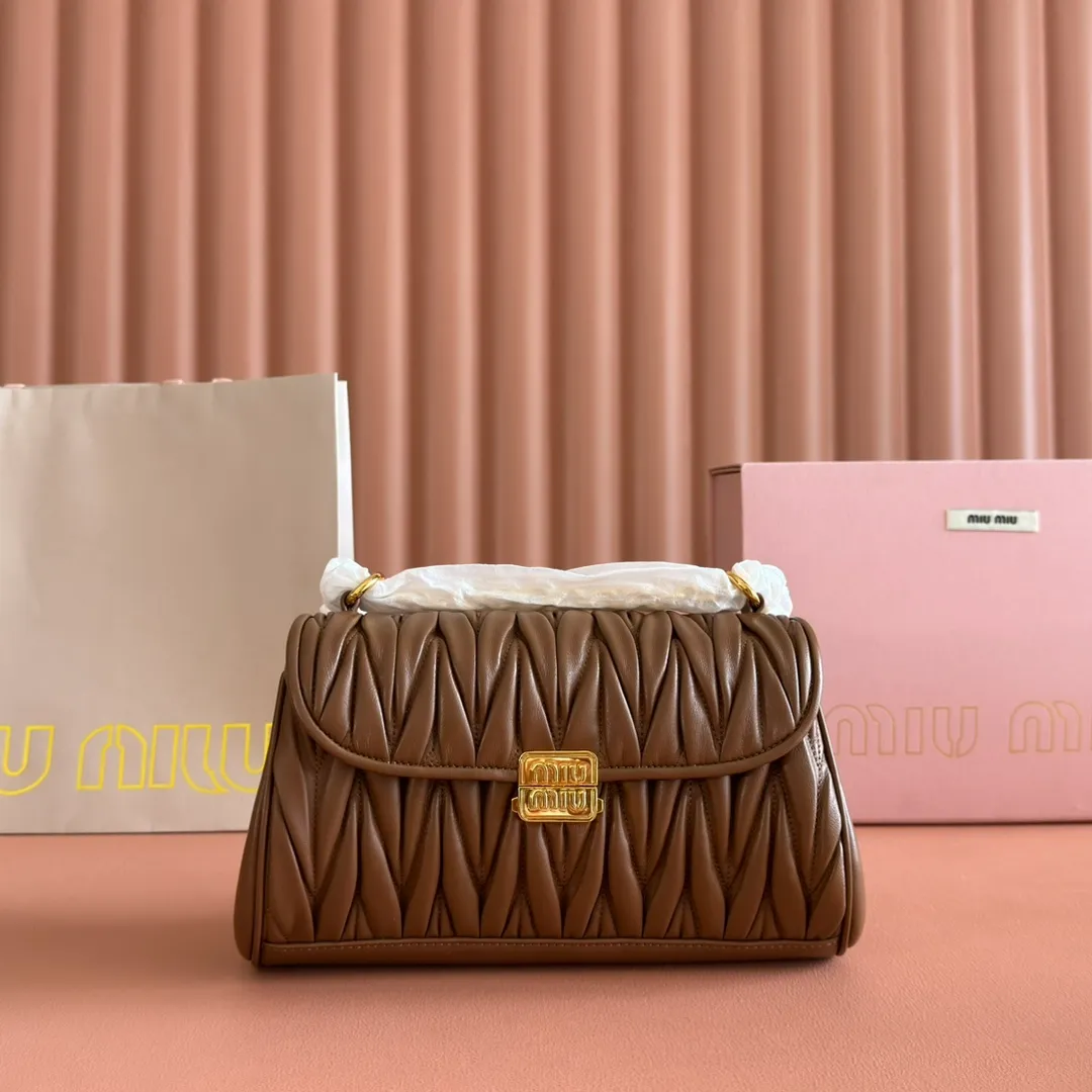 p1800💋💋💋【Original leather configuration counter packaging】MiuM's new baguette bag, this shoulder bag continues the classic design, using lightweight padded leather design, unique, top-grade calfskin material, with elegant front flap and adjustable metal shoulder straps, various styles, exquisite and elegant, casual and lazy, daily casual, work and commuting, looks good no matter what. Model: 5bd266. Size: 24X13.5X9cm