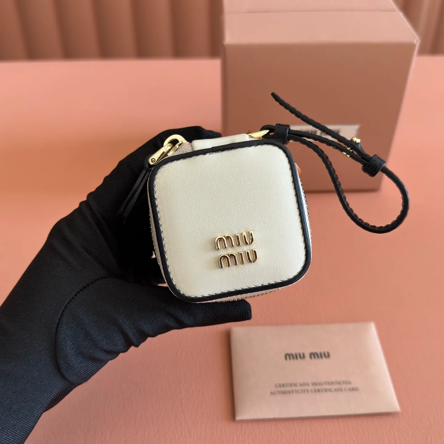[Special grade hardware original leather]~White with black imported cow leather pendant Size: w6×h6×d4cm No.: MM220_5TL527