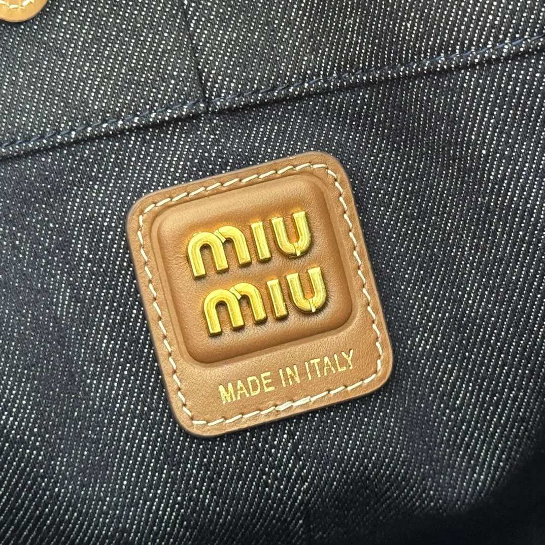 p1400💋💋💋【Full set of counter packaging】5BE089 Canvas Bucket Bag This canvas and leather bucket bag from Miu family is intertwined with contrasting materials and colors, highlighting its unique design features. The letter logo adds a unique personality to the design of this bag. Adjustable leather handles Gold-plated hardware Leather letter logo on front Leather drawstring closure Linen fabric lining Model: 5BE089 Dimensions: Height 29cm Width 17cm Length 23cm