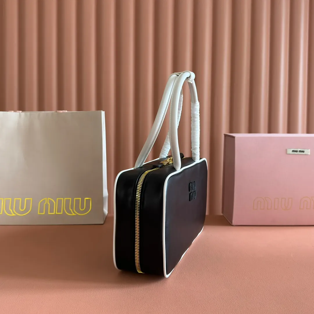 p1700💋💋💋 Equipped with a full set of packaging at the counter [Premium Hardware Original Leather] Beau cow leather color-blocked handbag/shoulder bag ~ black with white [medium size] This Beau handbag is made of soft and smooth cow leather, with gold-plated hardware and exquisite details that are particularly outstanding. The embossed letter logo shows a classic style. Size: W29×H17×D9cm No. 5BB172