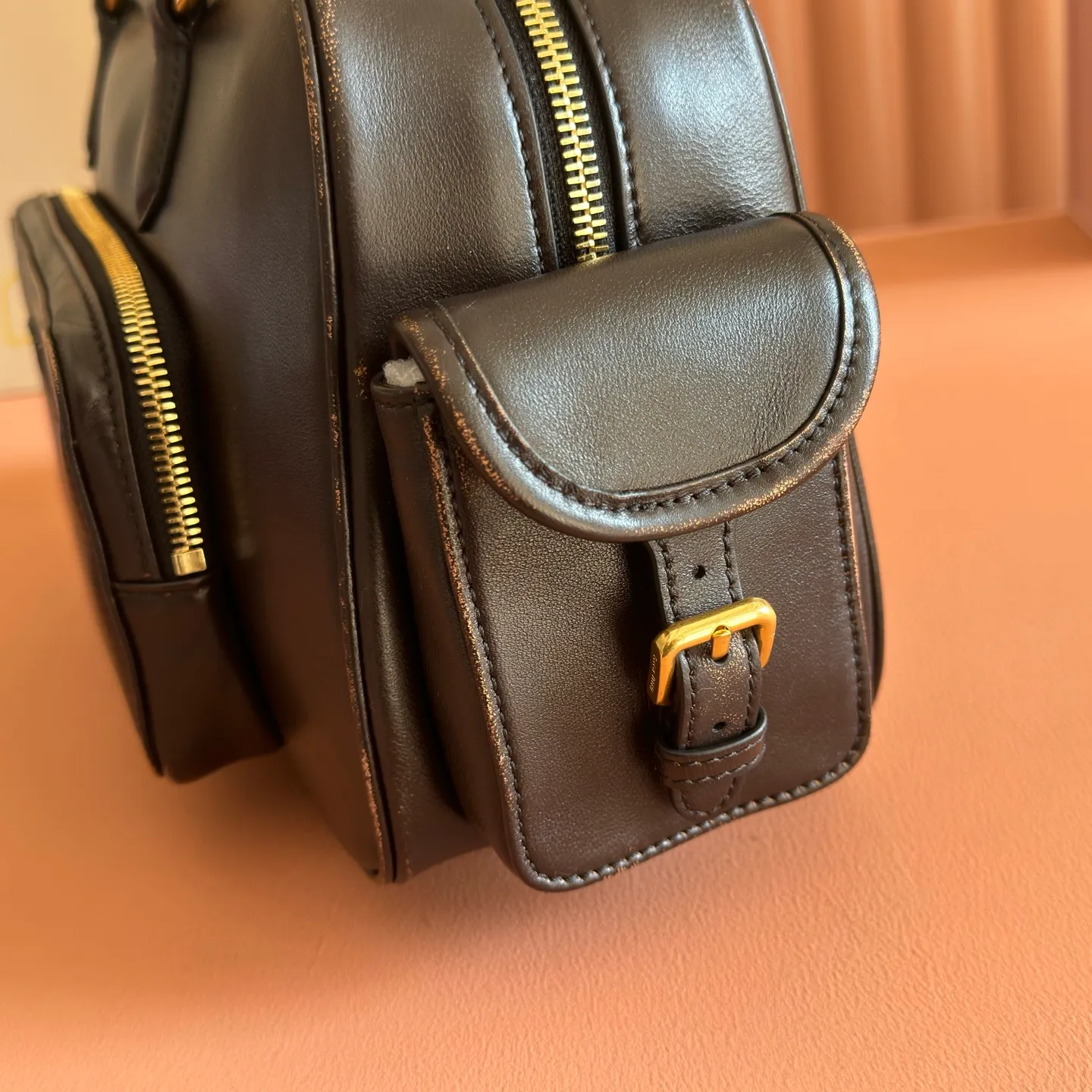 p2200💋💋💋【Full set of counter packaging】5BB179, Miu's new special style second-hand motorcycle bag, made with ultra-heavy craftsmanship, exquisite and soft distressed rubbed lambskin, showing a versatile retro style, multi-pocket elements and exquisite hardware accessories highlight texture and practicality, continuing Miu is eclectic, bold and innovative, with a lazy yet natural and free style. It has a distinctive personality and can handle various styles. It is an excellent choice for work, commuting and traveling. The capacity is quite light. Size: 32X19 X14 cm