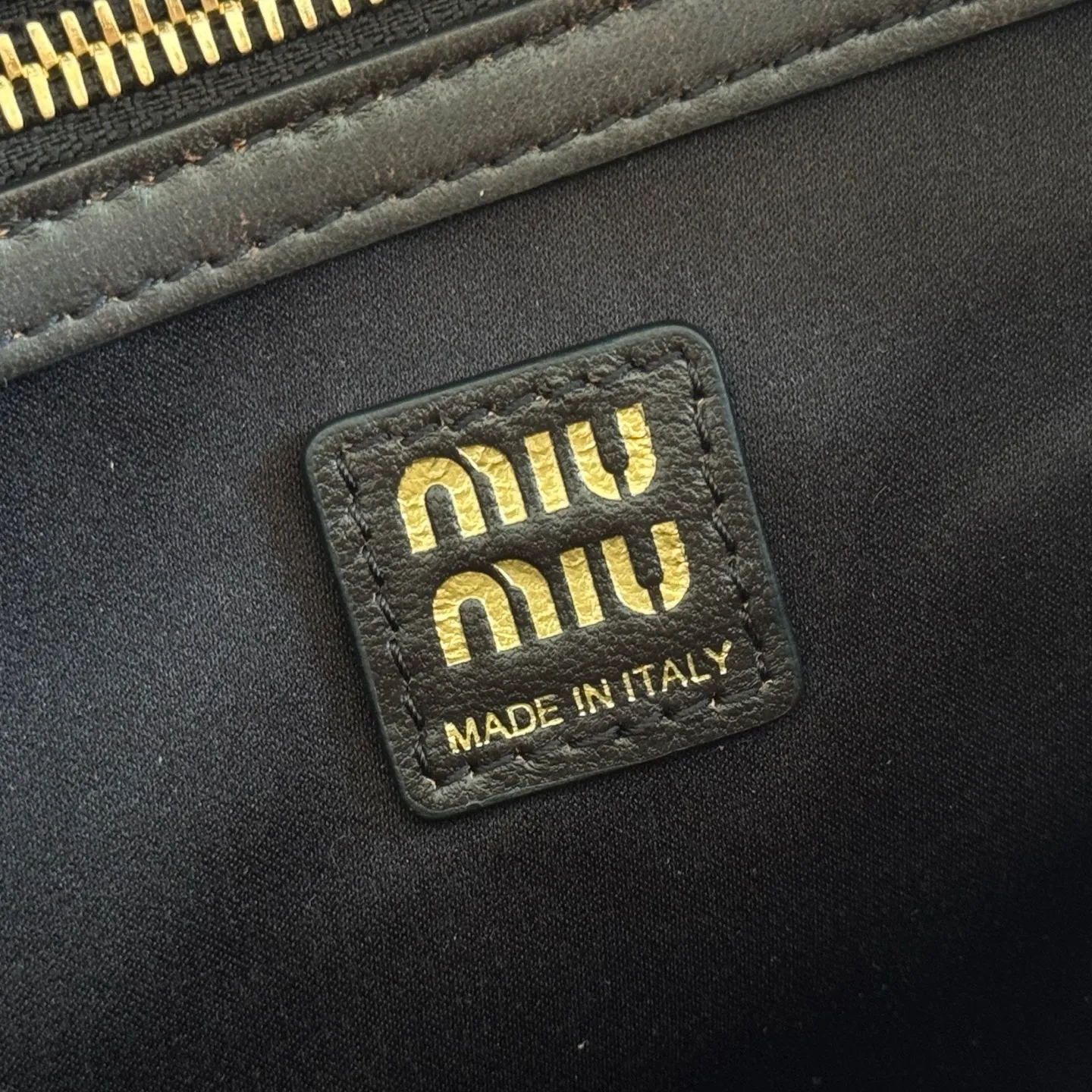p2200💋💋💋【Full set of counter packaging】5BB179, Miu's new special style second-hand motorcycle bag, made with ultra-heavy craftsmanship, exquisite and soft distressed rubbed lambskin, showing a versatile retro style, multi-pocket elements and exquisite hardware accessories highlight texture and practicality, continuing Miu is eclectic, bold and innovative, with a lazy yet natural and free style. It has a distinctive personality and can handle various styles. It is an excellent choice for work, commuting and traveling. The capacity is quite light. Size: 32X19 X14 cm