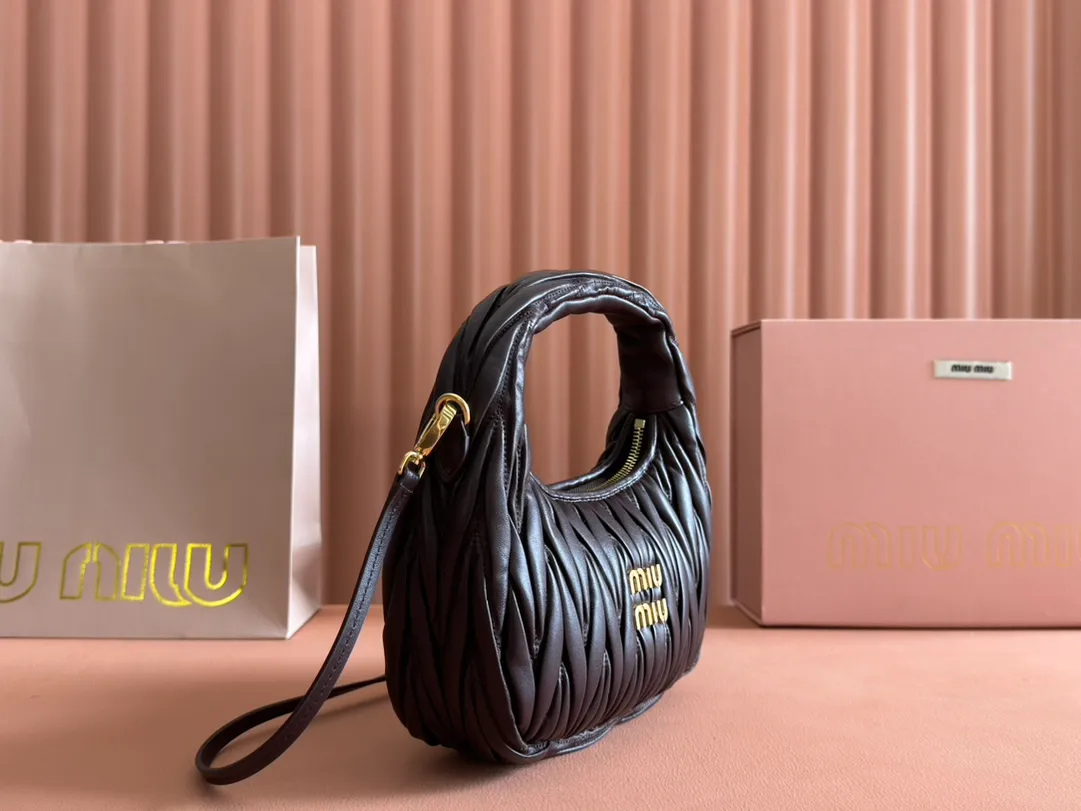 p1560💋💋💋【Premium hardware original leather】Wander Matelasse sheep leather Hobo handbag/crossbody bag ~ Wander handbag has become one of the classic accessories. This mini handbag is made of Matalasse sheep leather, using exquisite craftsmanship to create a three-dimensional effect, showing exquisite elegance. Presenting the Hobo bag style, blending retro style and modern elegance, it has become a new synonym for modern femininity. ～Golden hardware ～Zip closure ～Metal lettering logo on the front ～Cotton satin lining Size: W23×H13×D7cm Number: _5BC125