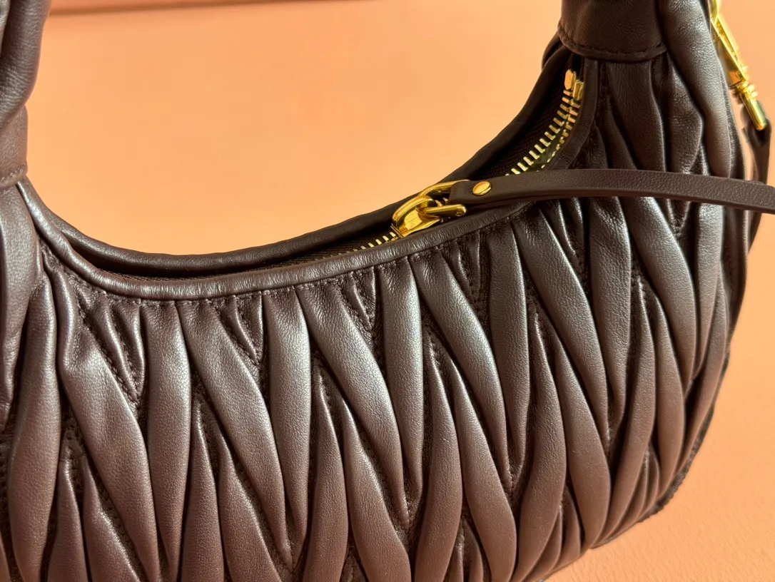 p1560💋💋💋【Premium hardware original leather】Wander Matelasse sheep leather Hobo handbag/crossbody bag ~ Wander handbag has become one of the classic accessories. This mini handbag is made of Matalasse sheep leather, using exquisite craftsmanship to create a three-dimensional effect, showing exquisite elegance. Presenting the Hobo bag style, blending retro style and modern elegance, it has become a new synonym for modern femininity. ～Golden hardware ～Zip closure ～Metal lettering logo on the front ～Cotton satin lining Size: W23×H13×D7cm Number: _5BC125
