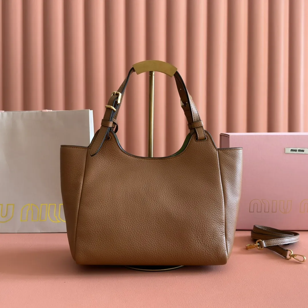p1700💋💋💋【Full set of packaging at the counter】Miu Japanese pop-up tote bag, top-grade imported cowhide, high-end leather texture, elegant and retro, soft but not collapsed, with metal lock pendant, casual and lazy temperament, full of sweet and cool style, hand-sewn leather logo, details are online, suitable for commuting and shopping, practicality MAX Model: 5ba304 Dimensions: 25.5 X20 X13 cm