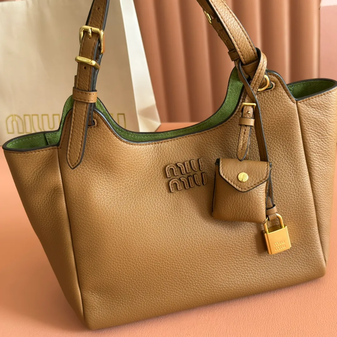 p1700💋💋💋【Full set of packaging at the counter】Miu Japanese pop-up tote bag, top-grade imported cowhide, high-end leather texture, elegant and retro, soft but not collapsed, with metal lock pendant, casual and lazy temperament, full of sweet and cool style, hand-sewn leather logo, details are online, suitable for commuting and shopping, practicality MAX Model: 5ba304 Dimensions: 25.5 X20 X13 cm
