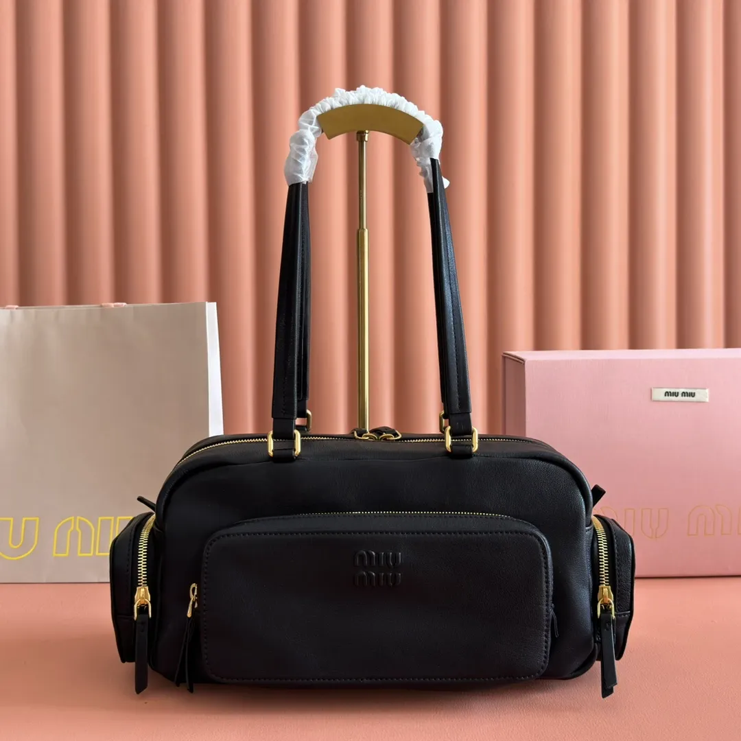 p2100💋💋💋【Full set of counter packaging】Miu new product special style second-hand motorcycle bag, made with ultra-heavy workmanship, using soft washed Nappa leather version to further sublimate, presenting a versatile retro style, multi-pocket elements and exquisite hardware accessories highlight texture and practicality, continuing Miu is eclectic, bold and innovative, with a lazy yet natural and free style. It has a distinctive personality and can handle various styles. It is an excellent choice for work, commuting and traveling. The capacity is quite light. Model: 5bb175 Size: 32X15.5X11CM