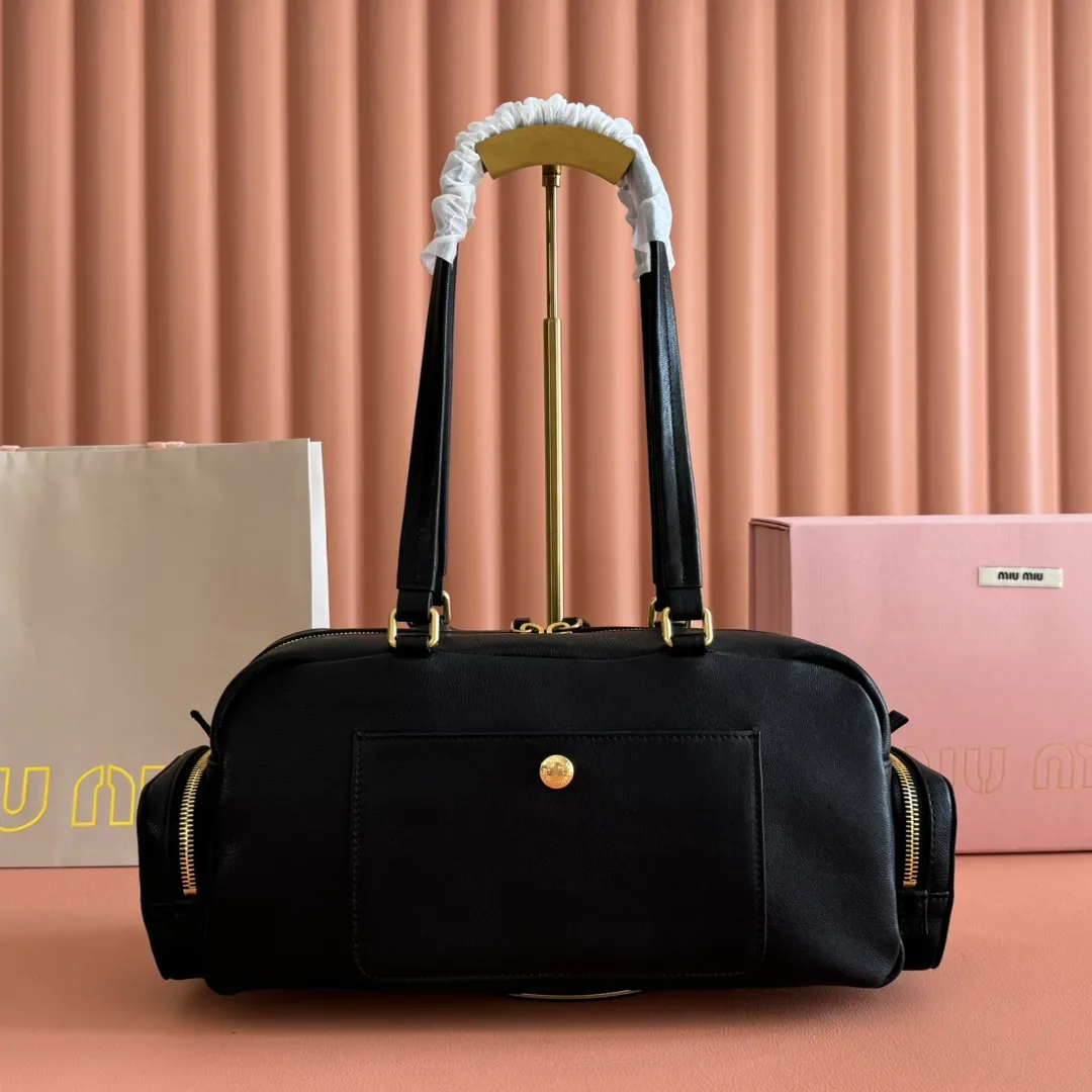 p2100💋💋💋【Full set of counter packaging】Miu new product special style second-hand motorcycle bag, made with ultra-heavy workmanship, using soft washed Nappa leather version to further sublimate, presenting a versatile retro style, multi-pocket elements and exquisite hardware accessories highlight texture and practicality, continuing Miu is eclectic, bold and innovative, with a lazy yet natural and free style. It has a distinctive personality and can handle various styles. It is an excellent choice for work, commuting and traveling. The capacity is quite light. Model: 5bb175 Size: 32X15.5X11CM