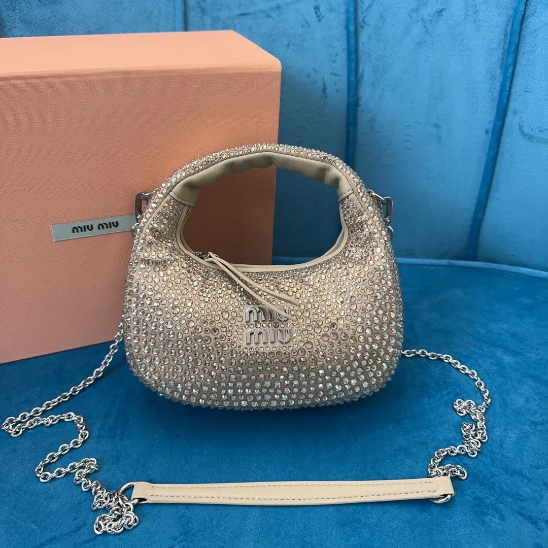 p1560💋💋💋【Full set of packages at the counter】🍒M Home🍒5B078M Home's new mini diamond bag, this handbag is covered with a geometric pattern composed of artificial crystals, with exquisite details. The classic letter logo adds a unique style and recognition. The long metal chain shoulder strap is matched with leather shoulder pads for better practicality. Steel hardware, satin lining, size: 17cm X 10 X 6cm,