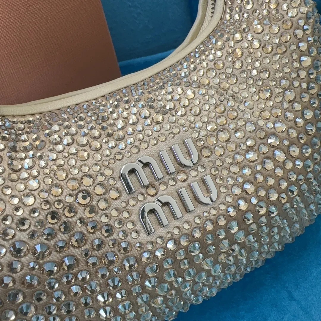 p1560💋💋💋【Full set of packages at the counter】🍒M Home🍒5B078M Home's new mini diamond bag, this handbag is covered with a geometric pattern composed of artificial crystals, with exquisite details. The classic letter logo adds a unique style and recognition. The long metal chain shoulder strap is matched with leather shoulder pads for better practicality. Steel hardware, satin lining, size: 17cm X 10 X 6cm,