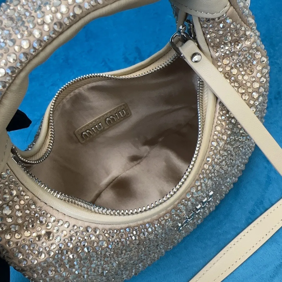 p1560💋💋💋【Full set of packages at the counter】🍒M Home🍒5B078M Home's new mini diamond bag, this handbag is covered with a geometric pattern composed of artificial crystals, with exquisite details. The classic letter logo adds a unique style and recognition. The long metal chain shoulder strap is matched with leather shoulder pads for better practicality. Steel hardware, satin lining, size: 17cm X 10 X 6cm,