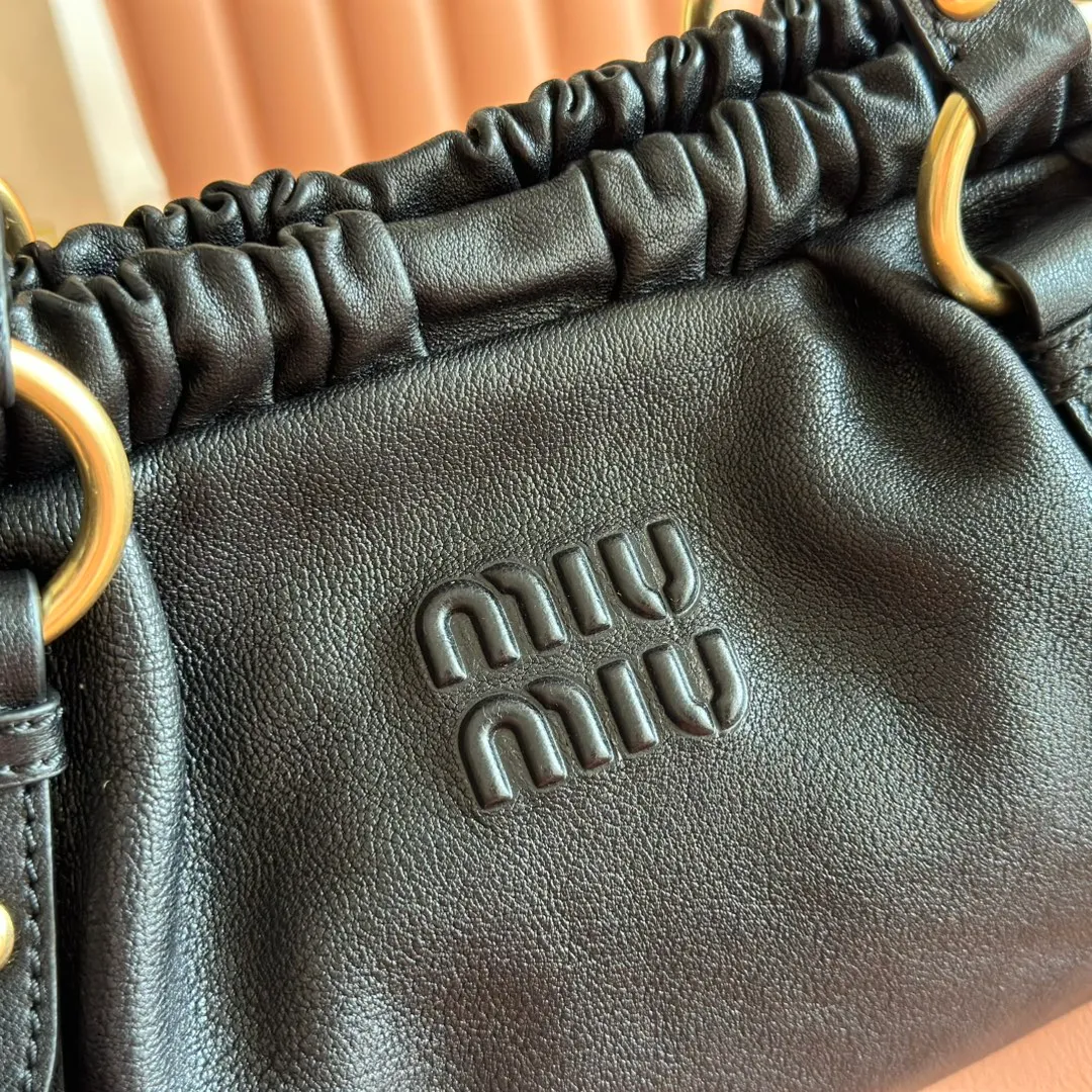 p2000💋💋💋[Full set of premium hardware original leather counter packaging] Joke Nappa sheep leather handbag/shoulder bag ~ black The new Joie is made of Nappa sheep leather and decorated with exquisite pendants and letter logos to increase brand recognition. Size: W44×H16×D10.5cm No.: 5BG289