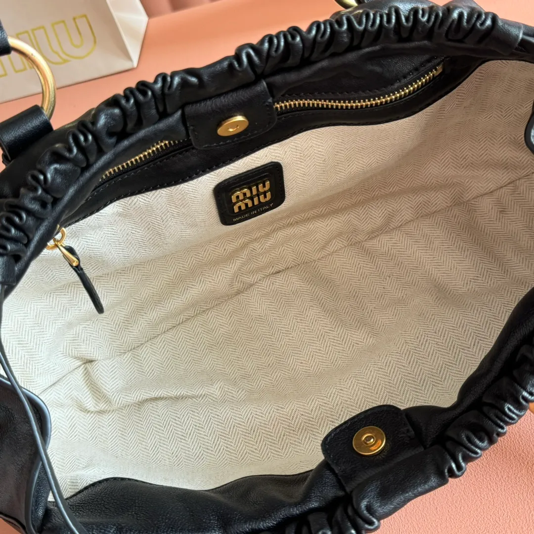 p2000💋💋💋[Full set of premium hardware original leather counter packaging] Joke Nappa sheep leather handbag/shoulder bag ~ black The new Joie is made of Nappa sheep leather and decorated with exquisite pendants and letter logos to increase brand recognition. Size: W44×H16×D10.5cm No.: 5BG289