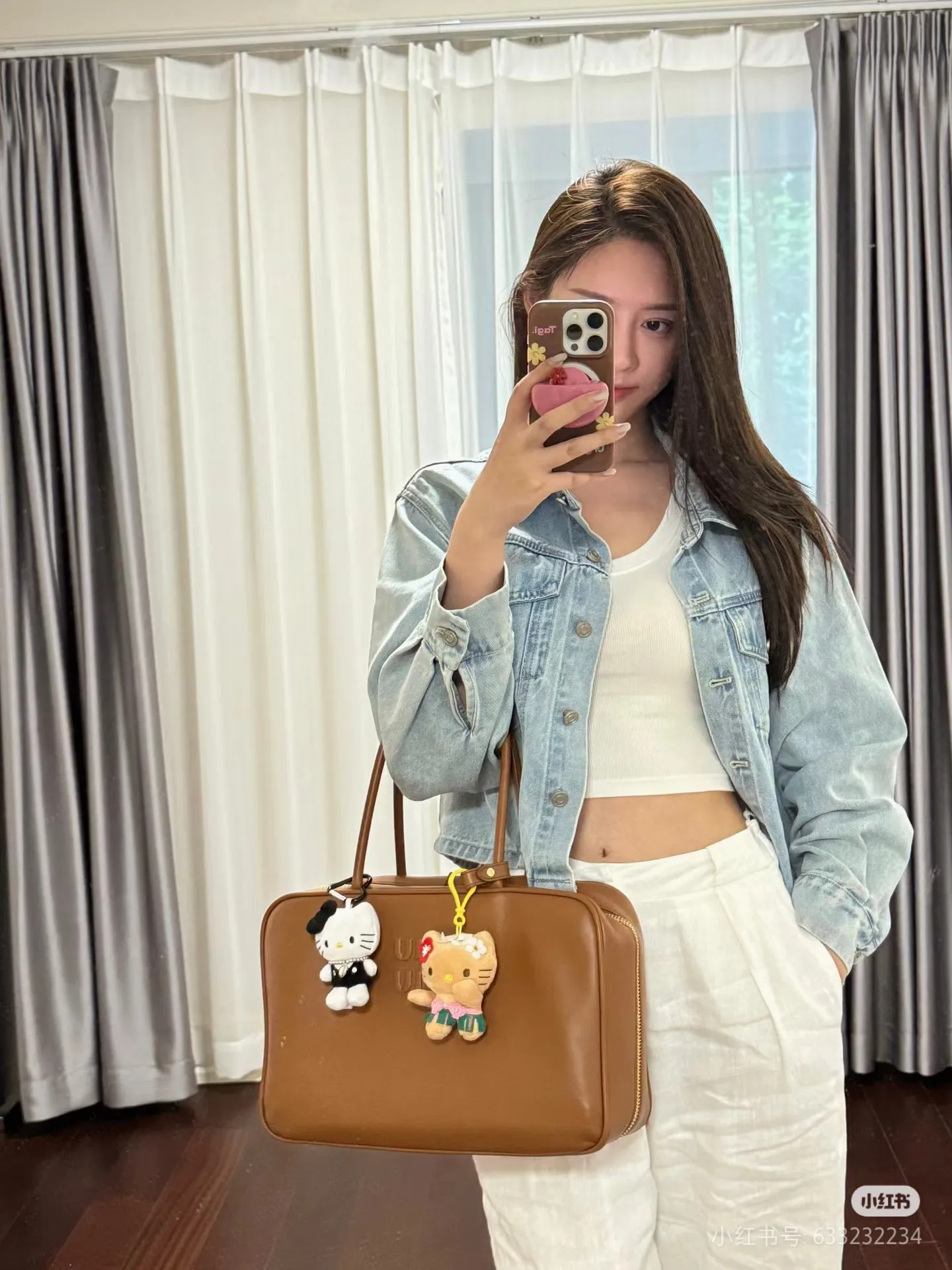 p1900. MIU's new product [Original leather with counter packaging] Beau cow leather handbag/shoulder bag ~ Cognac color [New version briefcase] This Beau handbag is made of soft and smooth cow leather, with exquisite details such as gold-plated hardware and accessories, and the embossed letter logo highlights the classic style. Size:W34×H23×D10cm