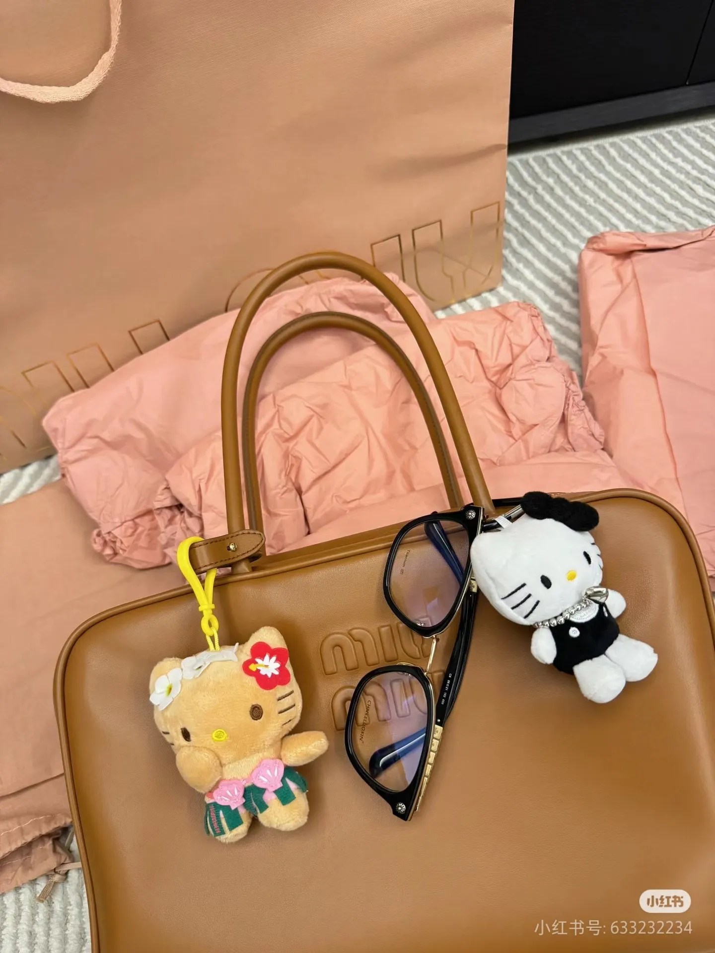 p1900. MIU's new product [Original leather with counter packaging] Beau cow leather handbag/shoulder bag ~ Cognac color [New version briefcase] This Beau handbag is made of soft and smooth cow leather, with exquisite details such as gold-plated hardware and accessories, and the embossed letter logo highlights the classic style. Size:W34×H23×D10cm