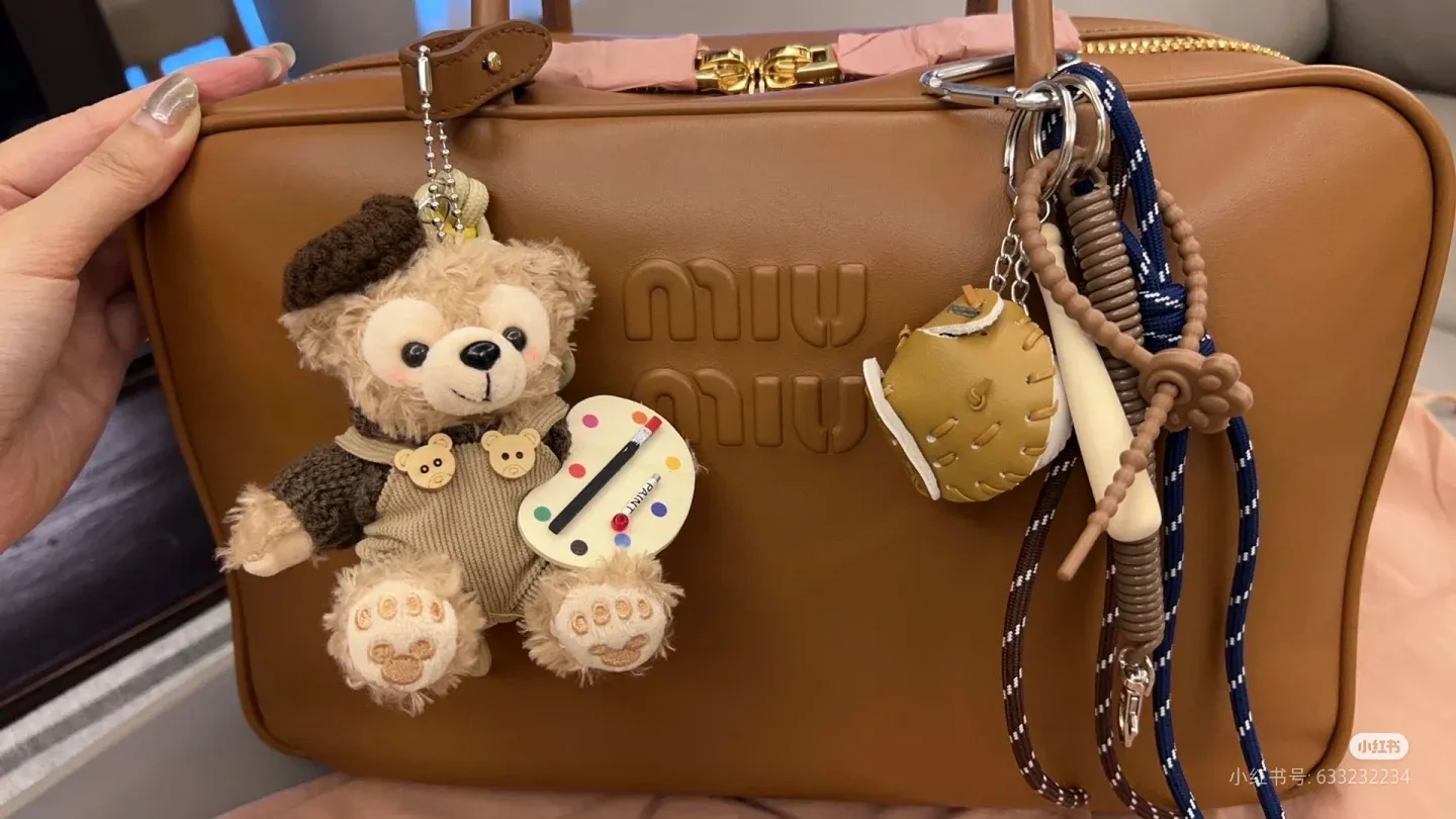 p1900. MIU's new product [Original leather with counter packaging] Beau cow leather handbag/shoulder bag ~ Cognac color [New version briefcase] This Beau handbag is made of soft and smooth cow leather, with exquisite details such as gold-plated hardware and accessories, and the embossed letter logo highlights the classic style. Size:W34×H23×D10cm
