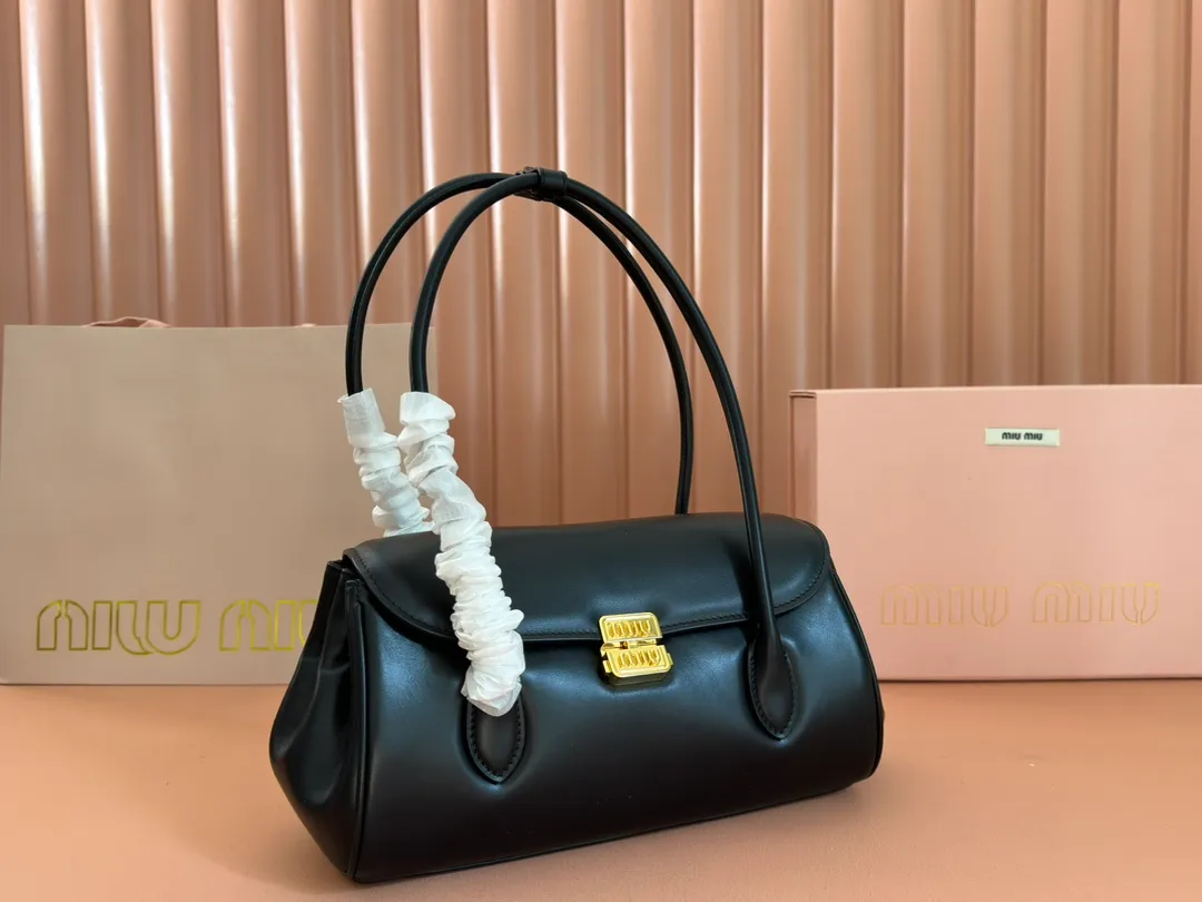p1800💋💋💋【Original leather configuration counter packaging】MIU's new 24ss autumn and winter baguette bag. The baguette design style leads the new trend, full of "girly feelings" and revolves around the bookish style. The uninhibited and wine-loving lady style has a casual attitude towards life, showing the uniqueness of the exclusive miumiu girl. The one that is not too big or too small can be sweet, spicy or handsome. The capacity can also meet the daily needs of going out. It is beautiful and practical. It’s hard not to love it Model number: 5bd265 Size: Base length 28x base 11x height 15cm