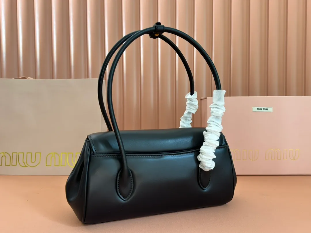 p1800💋💋💋【Original leather configuration counter packaging】MIU's new 24ss autumn and winter baguette bag. The baguette design style leads the new trend, full of "girly feelings" and revolves around the bookish style. The uninhibited and wine-loving lady style has a casual attitude towards life, showing the uniqueness of the exclusive miumiu girl. The one that is not too big or too small can be sweet, spicy or handsome. The capacity can also meet the daily needs of going out. It is beautiful and practical. It’s hard not to love it Model number: 5bd265 Size: Base length 28x base 11x height 15cm