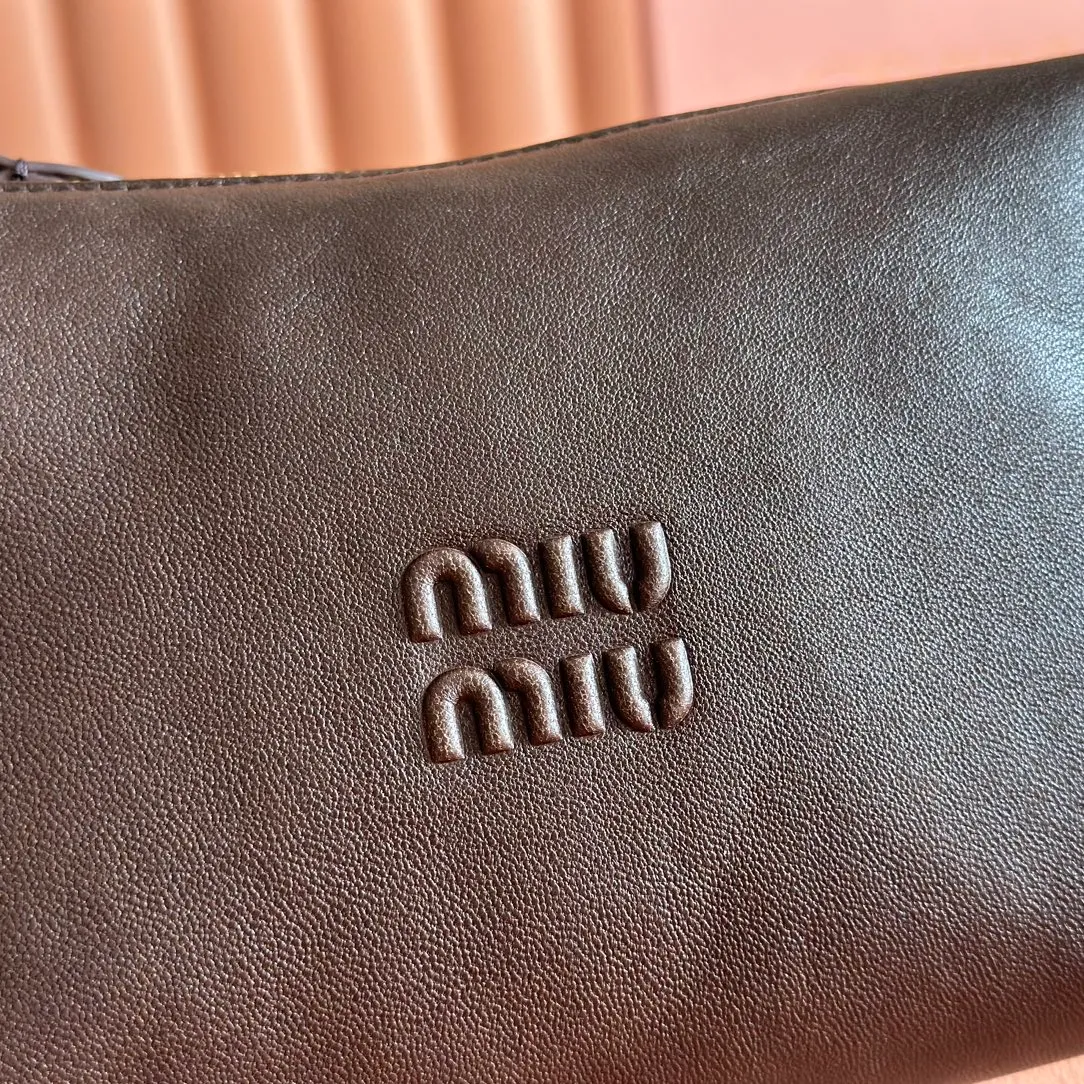 p1260💋💋💋 [Configured with full set of counter packaging] 5NE841, new lunch box bag, unique ice crack texture, iconic Miu amount logo on the front, cotton lining, ultra-light, large capacity, looks good no matter how you wear it, suitable for all seasons, size: bottom length 19cm, opening width 25.5cm, height 14cm, bottom width 10cm