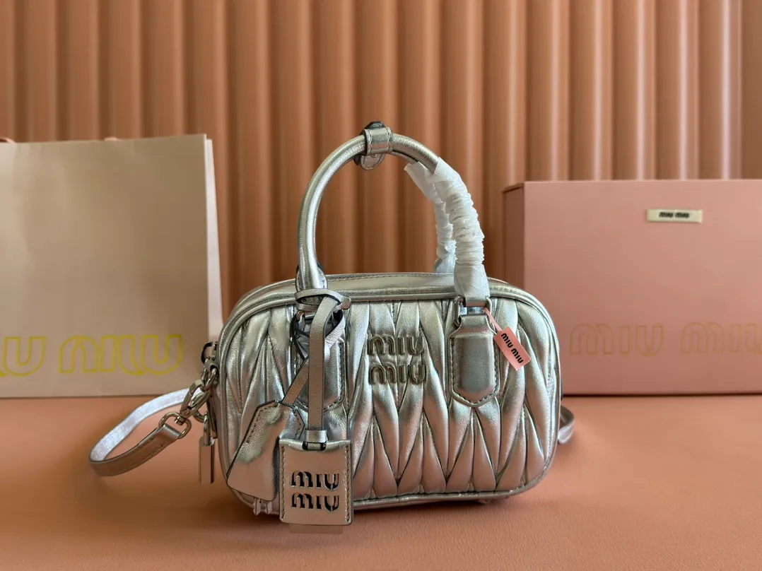 p1800💋💋💋 [Equipped with full set of counter packaging and premium hardware original leather] Arcadie Matelasse sheepskin small (19cm) bowling handbag/crossbody bag ~ Heather sheepskin This handbag uses Matelasse technology, and the three-dimensional texture and exquisite texture bring a new interpretation to the classic silhouette. The front letter logo cleverly echoes the metal hardware, and the exquisite workmanship is outstanding, highlighting a highly recognizable classic style. Dynamic and elegant lines with adjustable and detachable shoulder straps present a practical and versatile design with modern charm. ～Detachable and adjustable shoulder strap ～Zipper closure ～Lined with 2 patch pockets ～With foot studs Size: W19×H13×D6cm No.: 5BB123