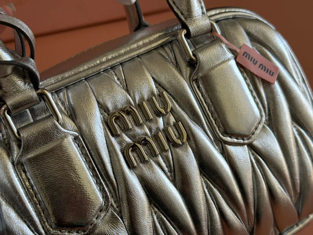 p1800💋💋💋 [Equipped with full set of counter packaging and premium hardware original leather] Arcadie Matelasse sheepskin small (19cm) bowling handbag/crossbody bag ~ Heather sheepskin This handbag uses Matelasse technology, and the three-dimensional texture and exquisite texture bring a new interpretation to the classic silhouette. The front letter logo cleverly echoes the metal hardware, and the exquisite workmanship is outstanding, highlighting a highly recognizable classic style. Dynamic and elegant lines with adjustable and detachable shoulder straps present a practical and versatile design with modern charm. ～Detachable and adjustable shoulder strap ～Zipper closure ～Lined with 2 patch pockets ～With foot studs Size: W19×H13×D6cm No.: 5BB123