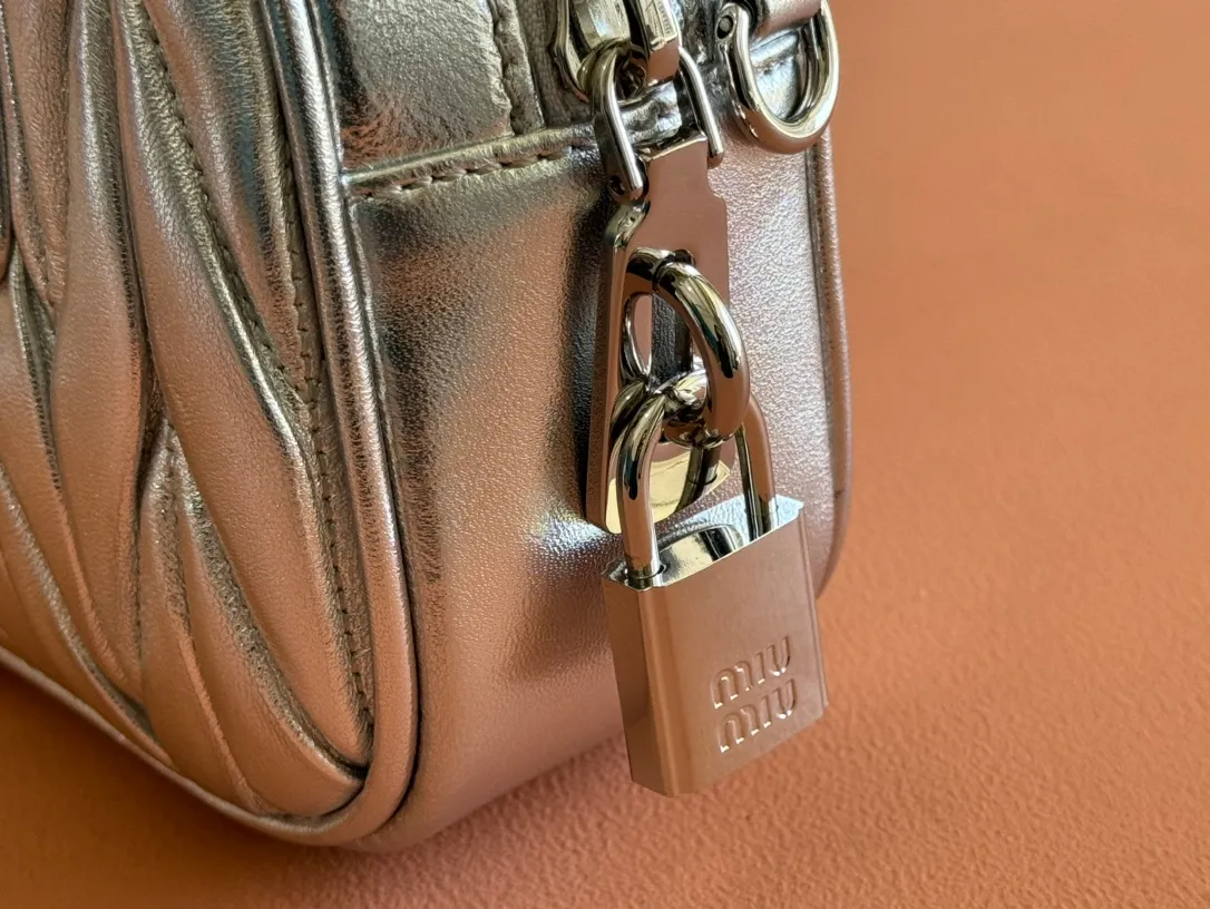 p1800💋💋💋 [Equipped with full set of counter packaging and premium hardware original leather] Arcadie Matelasse sheepskin small (19cm) bowling handbag/crossbody bag ~ Heather sheepskin This handbag uses Matelasse technology, and the three-dimensional texture and exquisite texture bring a new interpretation to the classic silhouette. The front letter logo cleverly echoes the metal hardware, and the exquisite workmanship is outstanding, highlighting a highly recognizable classic style. Dynamic and elegant lines with adjustable and detachable shoulder straps present a practical and versatile design with modern charm. ～Detachable and adjustable shoulder strap ～Zipper closure ～Lined with 2 patch pockets ～With foot studs Size: W19×H13×D6cm No.: 5BB123
