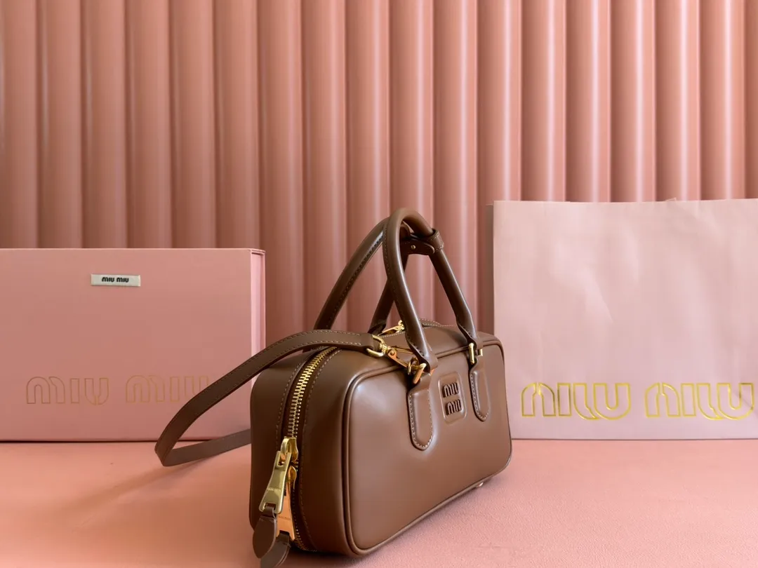 💋💋💋p1720【Premium hardware original leather】Arcadie cow leather medium (27cm) bowling handbag/crossbody bag ~ cognac color cowhide This Arcadic handbag demonstrates the unique concept that fashion is a tool that translates the reflection of reality into material form. The letter logo that complements the finish of the metal hardware accessories is exquisitely crafted and demonstrates a highly recognizable classic style. Dynamic and elegant lines with adjustable and detachable shoulder straps present a practical and versatile design with modern charm. ～Detachable and adjustable shoulder strap ～Zipper closure ～Painted metal letter logo on the front ～Lined with zippered pocket ～Comes with foot studs Size: W27×H12×D9cm No.: 5BB148