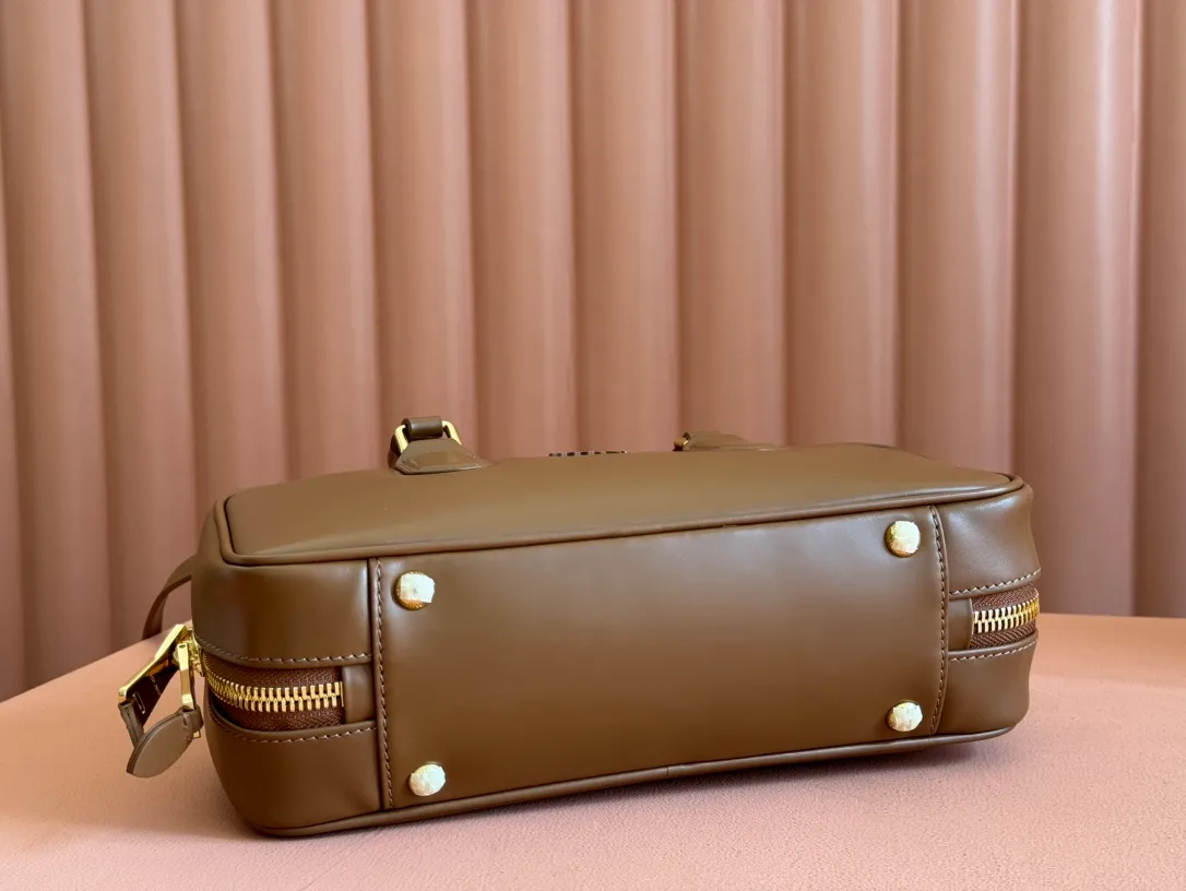 💋💋💋p1720【Premium hardware original leather】Arcadie cow leather medium (27cm) bowling handbag/crossbody bag ~ cognac color cowhide This Arcadic handbag demonstrates the unique concept that fashion is a tool that translates the reflection of reality into material form. The letter logo that complements the finish of the metal hardware accessories is exquisitely crafted and demonstrates a highly recognizable classic style. Dynamic and elegant lines with adjustable and detachable shoulder straps present a practical and versatile design with modern charm. ～Detachable and adjustable shoulder strap ～Zipper closure ～Painted metal letter logo on the front ～Lined with zippered pocket ～Comes with foot studs Size: W27×H12×D9cm No.: 5BB148