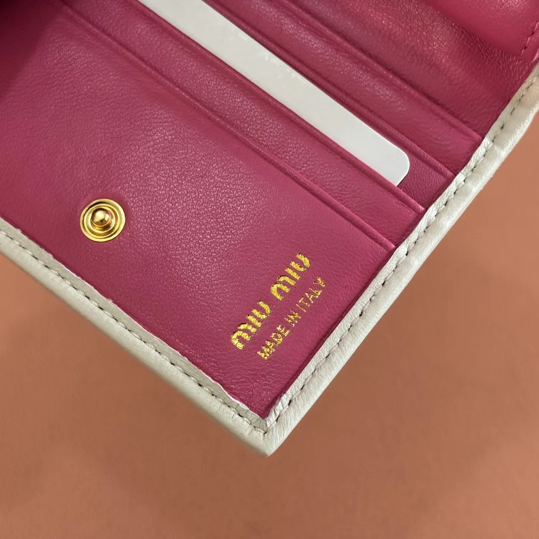 p460. 💋💋💋【Full set of packaging at the counter】🔥 MM latest version pocket wallet💗pocket wallet💗New small wallet at the counter🔥Model: 5MV204 pink and white🆕🆕💃💃It is made of imported top-grade sheepskin inside and outside🐮💞Hundred-yuan bills, bank cards, coins, and change can all be stored in it💅💅Size: 11.5 X8 cm.