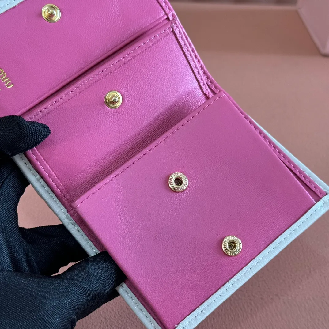p460. 💋💋💋【Full set of packaging at the counter】🔥 MM latest version pocket wallet💗pocket wallet💗New small wallet at the counter🔥Model: 5MV204 pink and white🆕🆕💃💃It is made of imported top-grade sheepskin inside and outside🐮💞Hundred-yuan bills, bank cards, coins, and change can all be stored in it💅💅Size: 11.5 X8 cm.