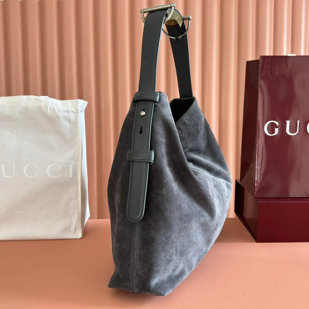 p1640💋💋💋【With full set of original counter gift bag packaging】2025 autumn and winter series, Gucci Beatrix series handbags are crafted from black cow leather material and equipped with iconic horsebit detail shoulder straps, adding brand connotation to the casual silhouette. Gold-toned accessories add a refined touch, and a zippered pocket inside keeps daily essentials secure. Combining elegant design with practical performance, it easily accommodates daily essentials. Black soft glossy calf leather Gold-tone hardware Black cotton and linen blend lining Horsebit detail on shoulder strap Interior: Zip pocket Adjustable shoulder strap Height: 26cm - 33cm; Length: 94cm Ident: 850546. Dimensions: 40cm (width) x 36cm (height) x 12cm (depth) Weight: approx. 1kg Color: Gray matte leather. Made in Italy