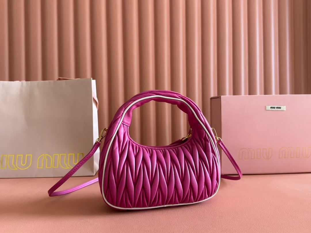 p1560💋💋💋【Premium hardware original leather】Wander Matelasse sheep leather Hobo handbag/crossbody bag ~ Wander handbag has become one of the classic accessories. This mini handbag is made of Matalasse sheep leather, using exquisite craftsmanship to create a three-dimensional effect, showing exquisite elegance. Presenting the Hobo bag style, blending retro style and modern elegance, it has become a new synonym for modern femininity. ～Golden hardware ～Zipper closure ～Metal lettering logo on the front ～Cotton satin lining Size: W20×H17×D6cm Number: _5BC125