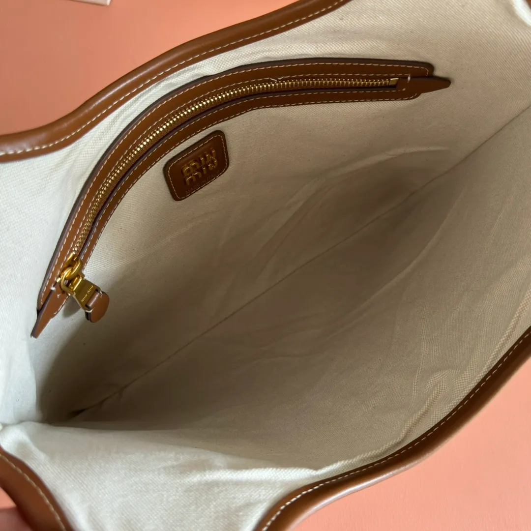 p1300. 💋💋💋【Full set of packages at the counter】𝗠𝗜𝗨𝗠𝗜𝗨 𝗙𝗪𝟮𝟱 𝗡𝗲𝘄 𝗮𝗿𝗿𝗶𝘃𝗮𝗹!      When striped canvas meets hobo's lazy gene, it grabs the first wave in autumn and winter. The relaxed feeling of commuting is directly capped. Classic blue and white nautical striped canvas × Italian calfskin piping. Flexible bag body hangs naturally. Tote capacity + Hobo's lazy feeling two-in-one. It looked like it was 𝗷𝗮𝗰𝗸𝗲𝘁 canvas, but when I touched the edge of the leather, I realized it was 𝗹𝘂𝘅𝘂𝗿𝘆!   The Ju Neng suit still hasn’t collapsed! 𝗵𝗼𝗯𝗼Bag shape looks slim 𝟭𝟬𝟬% 5BG231 stripes Size: 35×40cm