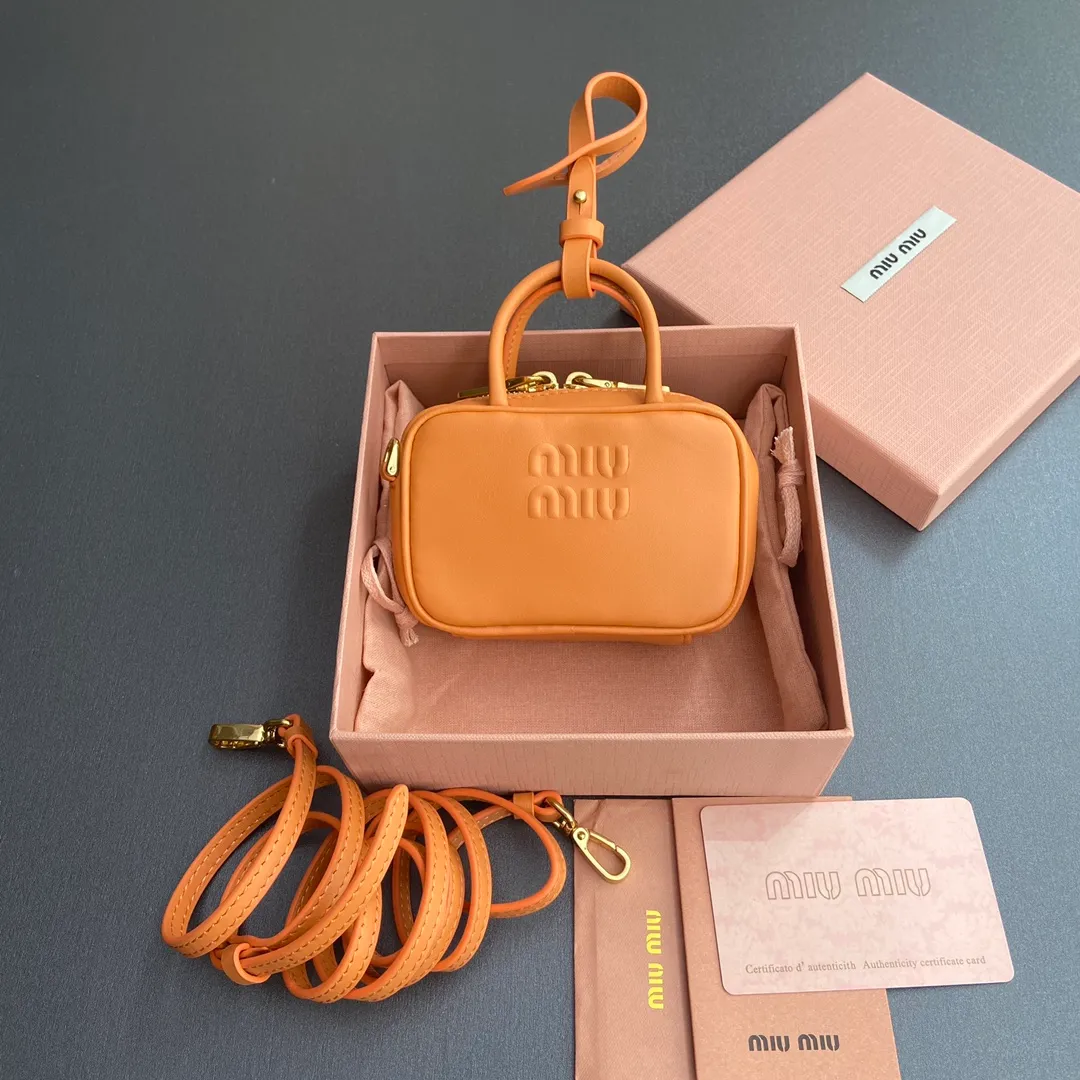 [Special grade hardware original leather] ¥800 ~Orange imported cow leather pendant. This pendant can be decorated with other accessories and has a unique style. Decorated with an embossed logo for an added signature touch. - Lace-up closure - Zipper closure - Embossed letter logo - Lined Dimensions: w11×h7×d4cm No.: 5NR036_020_MM030