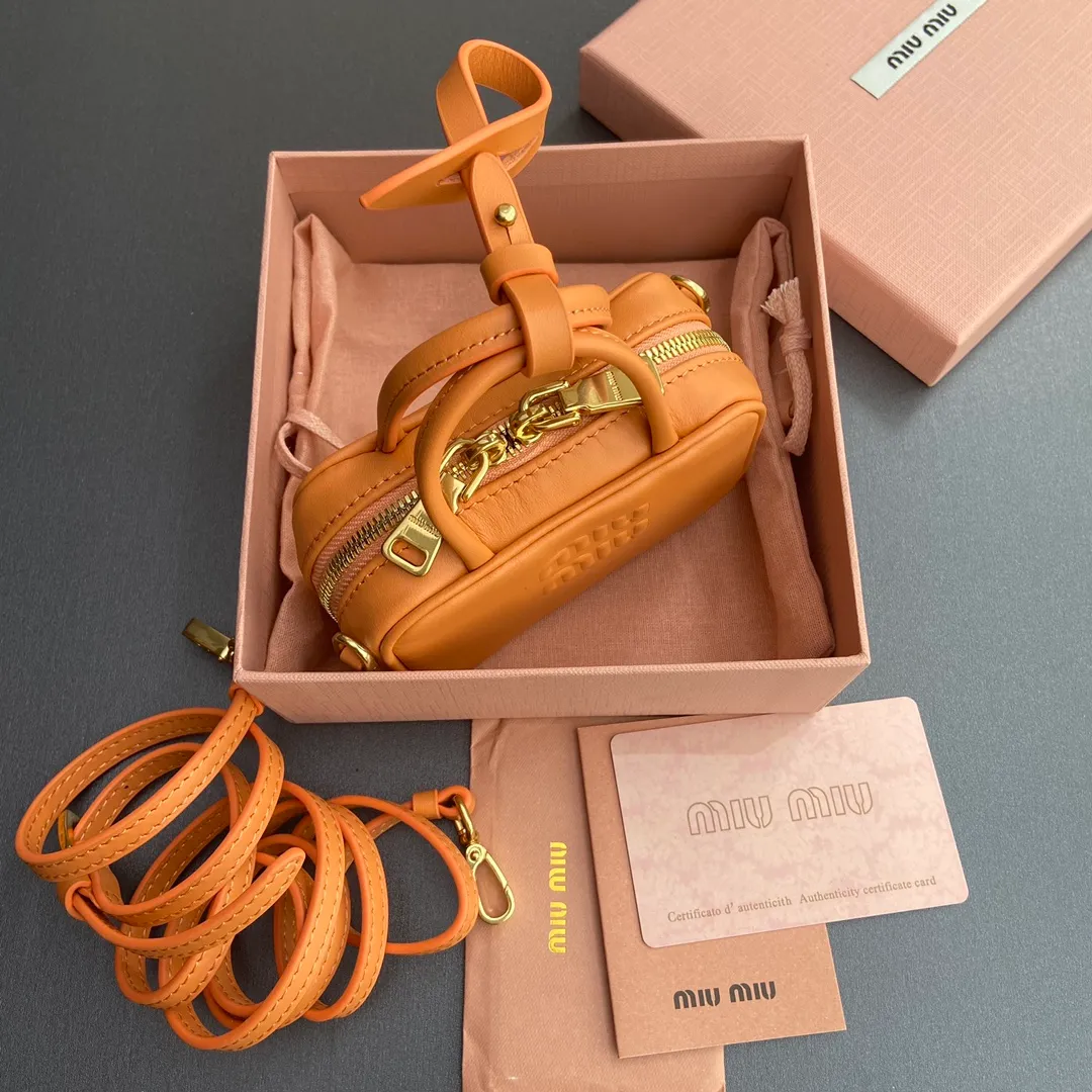 [Special grade hardware original leather] ¥800 ~Orange imported cow leather pendant. This pendant can be decorated with other accessories and has a unique style. Decorated with an embossed logo for an added signature touch. - Lace-up closure - Zipper closure - Embossed letter logo - Lined Dimensions: w11×h7×d4cm No.: 5NR036_020_MM030