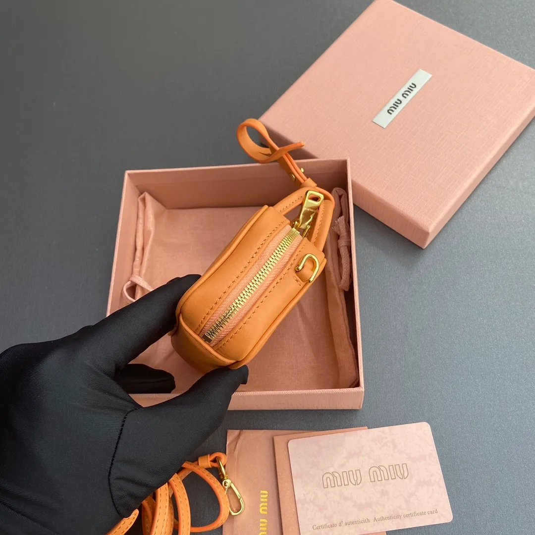 [Special grade hardware original leather] ¥800 ~Orange imported cow leather pendant. This pendant can be decorated with other accessories and has a unique style. Decorated with an embossed logo for an added signature touch. - Lace-up closure - Zipper closure - Embossed letter logo - Lined Dimensions: w11×h7×d4cm No.: 5NR036_020_MM030