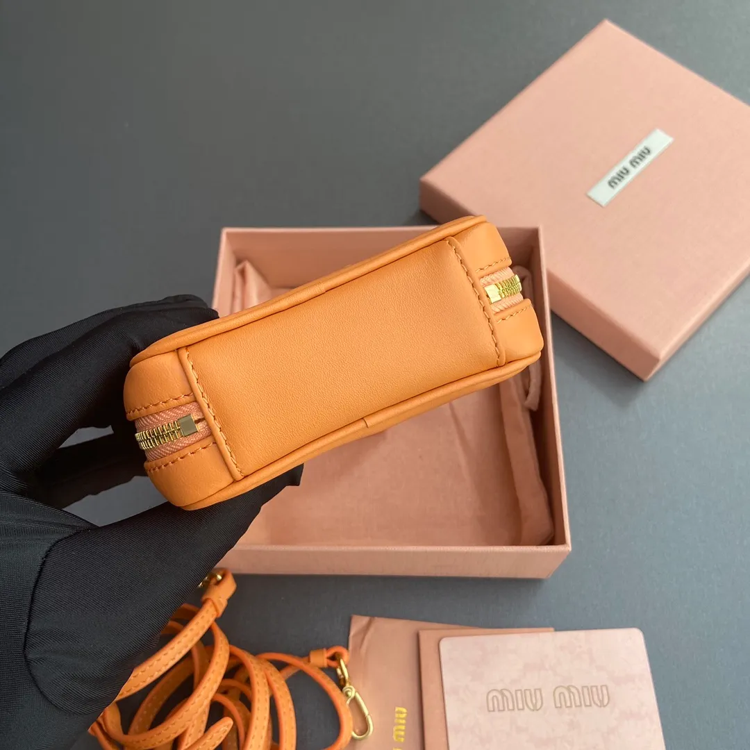 [Special grade hardware original leather] ¥800 ~Orange imported cow leather pendant. This pendant can be decorated with other accessories and has a unique style. Decorated with an embossed logo for an added signature touch. - Lace-up closure - Zipper closure - Embossed letter logo - Lined Dimensions: w11×h7×d4cm No.: 5NR036_020_MM030