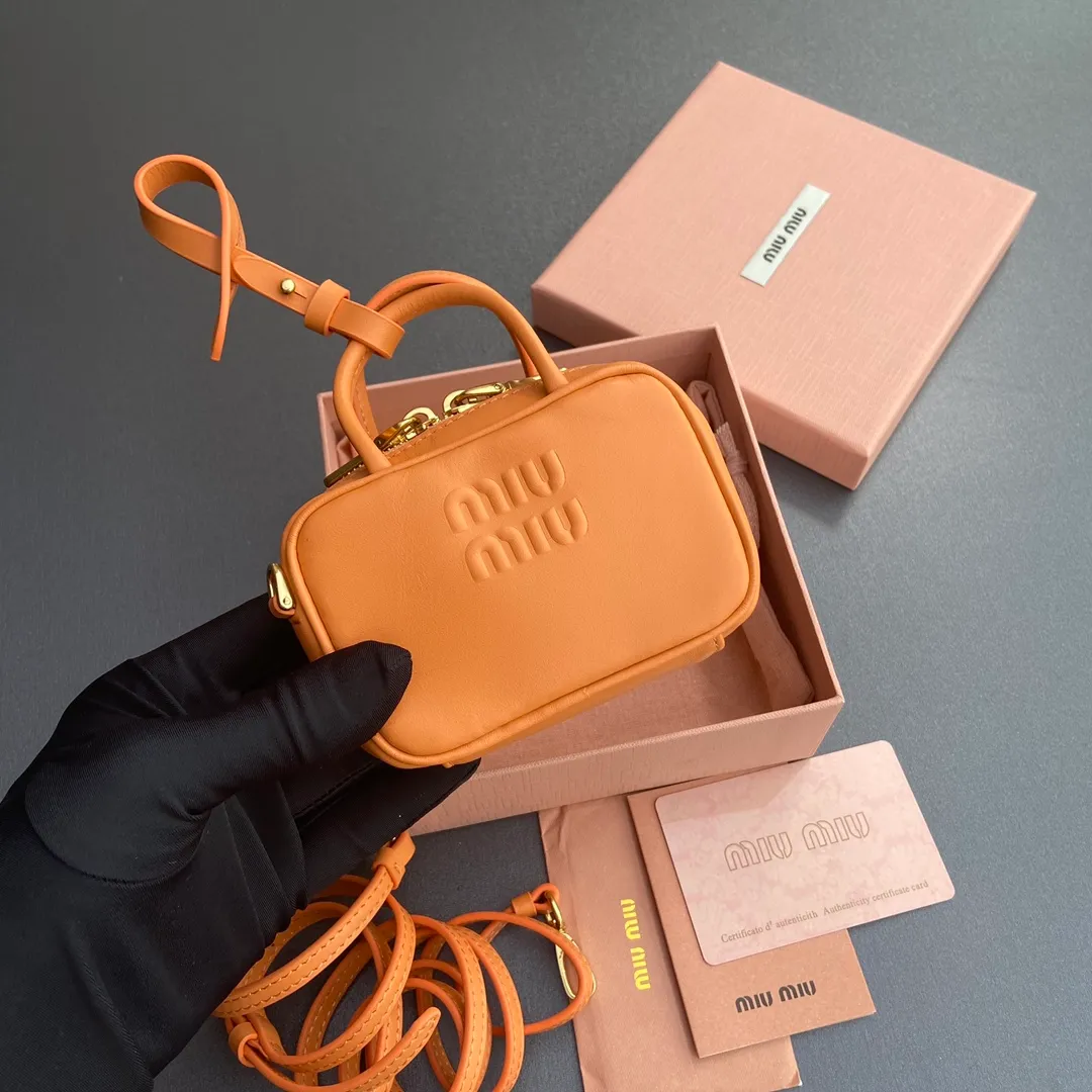 [Special grade hardware original leather] ¥800 ~Orange imported cow leather pendant. This pendant can be decorated with other accessories and has a unique style. Decorated with an embossed logo for an added signature touch. - Lace-up closure - Zipper closure - Embossed letter logo - Lined Dimensions: w11×h7×d4cm No.: 5NR036_020_MM030