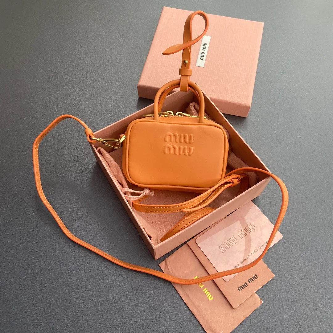 [Special grade hardware original leather] ¥800 ~Orange imported cow leather pendant. This pendant can be decorated with other accessories and has a unique style. Decorated with an embossed logo for an added signature touch. - Lace-up closure - Zipper closure - Embossed letter logo - Lined Dimensions: w11×h7×d4cm No.: 5NR036_020_MM030