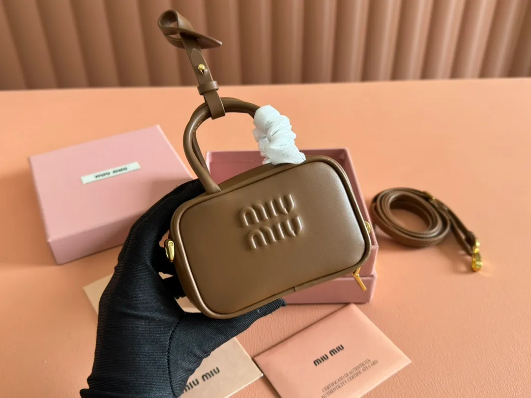 p800💋💋💋【Special grade hardware original leather】Imported cow leather pendant. This pendant can be decorated with other accessories and has a unique style. Decorated with an embossed logo for an added signature touch. - Lace-up closure - Zipper closure - Embossed letter logo - Lined Dimensions: w11×h7×d4cm Number: 5NR036