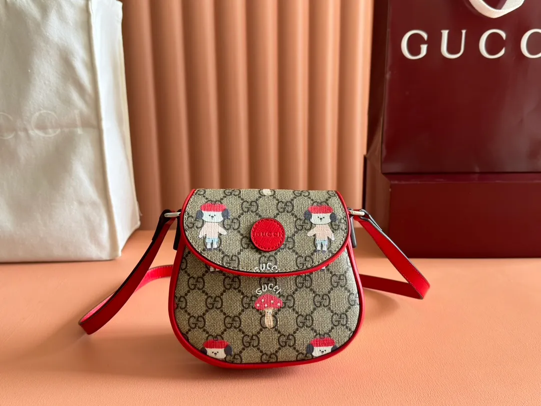 p880💋💋💋【Full set of counter packaging】Children's printed GG shoulder bag 814014 FAD5G Painter Naon Jeong draws inspiration from daily life and local culture to create interesting and nostalgic designs. She combines kitten prints and other fun patterns with the brand name to add color to the early spring 2025 children's collection. This children's shoulder bag is crafted from GG Supreme canvas with an all-over "what?" cat print. ·Beige and dark brown GG Supreme canvas ·Red Supreme canvas trim ·Naon Jeong illustration ·All-over "what?" kitten print ·Gucci embossed label ·Magnetic snap fastening ·16cm (width) x 15cm (height) x 2.5cm (depth) ·