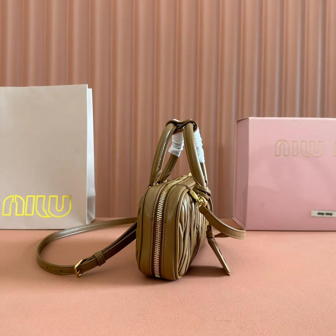 p1640💋💋💋【Equipment with counter full set of packaging, premium hardware and original leather】Arcadie sheepskin mini (19cm) bowling handbag/crossbody bag ~ This Arcadic handbag demonstrates the unique concept that fashion is a tool that reflects reality and translates it into material form. The letter logo that complements the finish of the metal hardware accessories is exquisitely crafted and demonstrates a highly recognizable classic style. Dynamic and elegant lines with adjustable and detachable shoulder straps present a practical and versatile design with modern charm. ～Detachable and adjustable shoulder strap ～Zipper closure ～Painted metal letter logo on front ～Lined patch pocket Size: W19×H10×D5cm Number: _5BP176