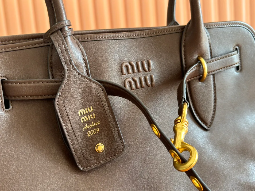 p2000💋💋💋【Full set of counter packaging】This sheepskin handbag is inspired by the brand's archive items. Its structure has been adjusted to become lighter and rejuvenate with a new personality, creating a classic bag with timeless charm. Decorated with an embossed letter logo for added brand recognition. Model: 5BG310 Size: W44×H22.5×D14.5cm Color: Heather/original leather. Made in Italy