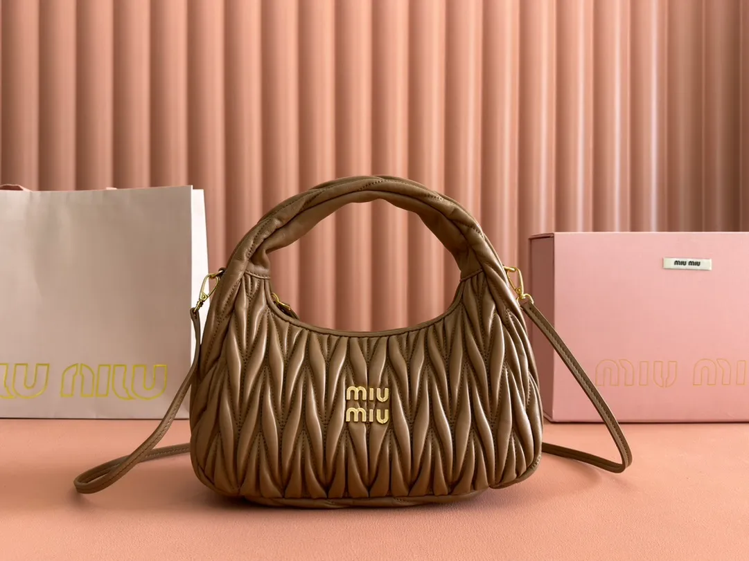 💋💋💋 Equipped with a full set of packaging at the counter [Special grade hardware original leather] Wander Matelasse sheep leather Hobo mini handbag/crossbody bag ~ Sheepskin Wander handbag has become a classic accessory. Size: W25×H18×D5.5cm Number: 5BP306