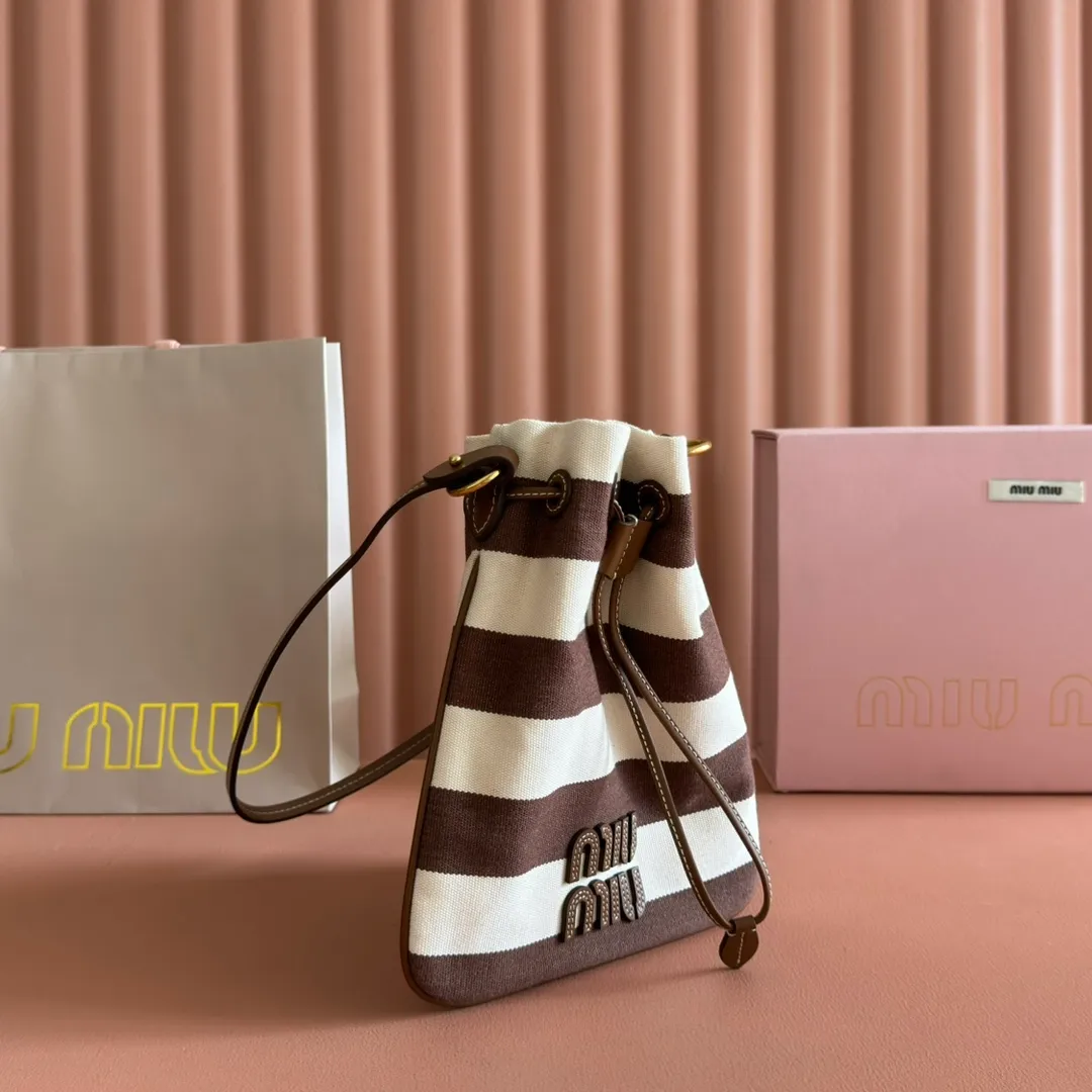 p960💋💋💋 [Configured with full set of counter packaging] 5ND016 new lucky bag striped bag, custom-made raffia imported from Japan, non-common PP grass on the market, the material is the same, the overall bag is small and exquisite, with a leather shoulder strap for better practicality, it can be carried in the hand or under the armpit when going out in summer, size: 20 X 23 cm